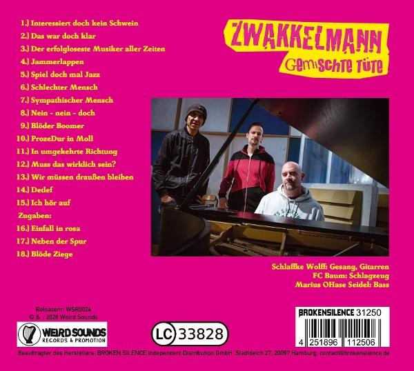 Drei Männer stehen hinter einem Klavier mit einer Titelliste auf der linken Seite.