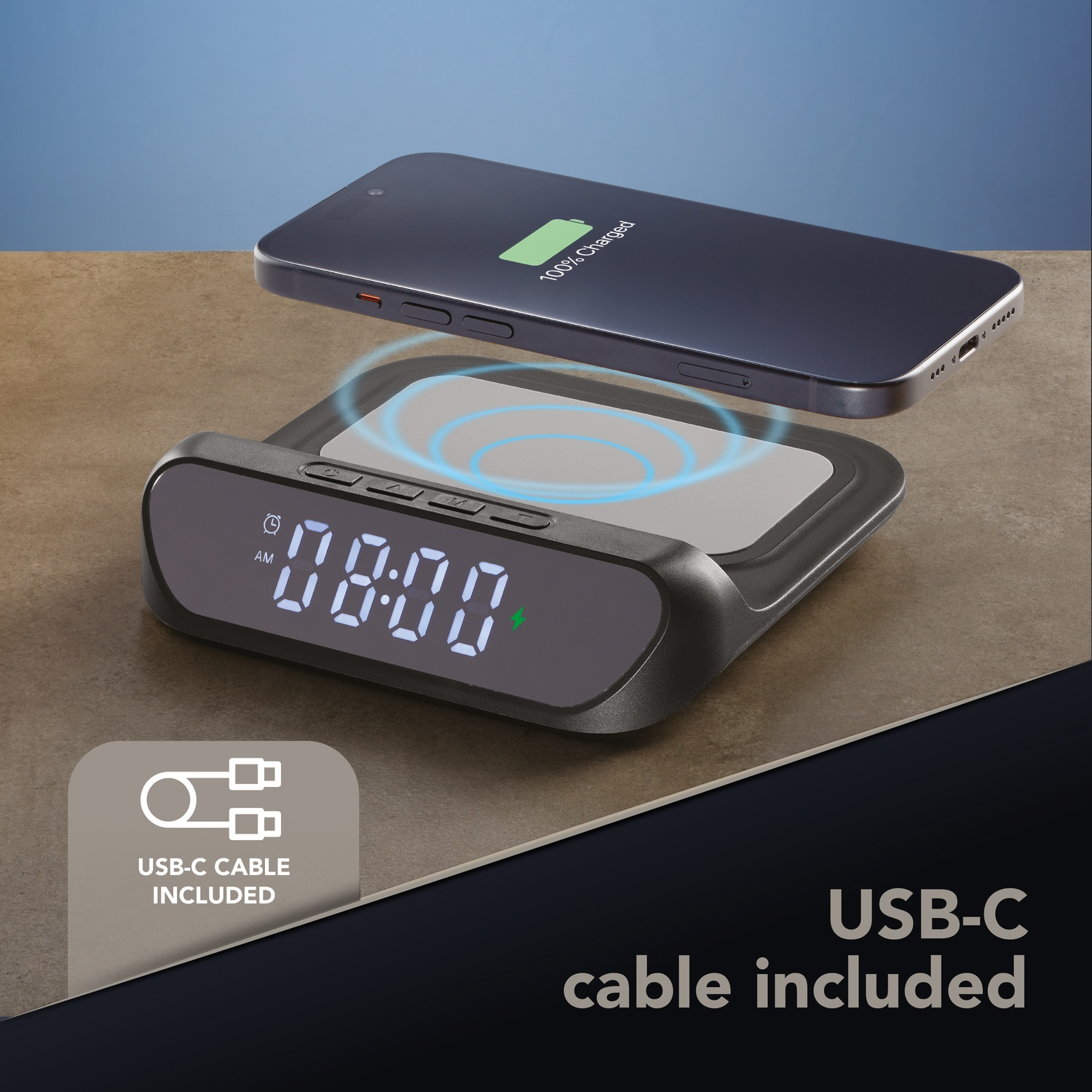 Uno smartphone si sta ricaricando in modalità wireless su una sveglia digitale.