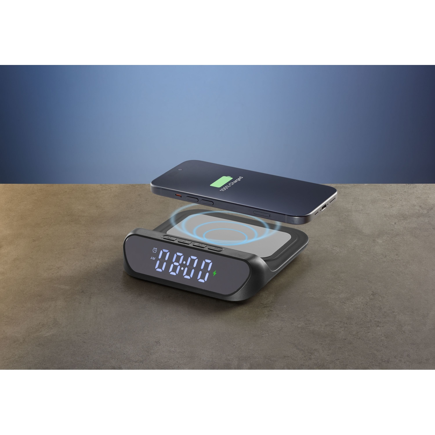 Un caricabatterie nero con ora 08:00 e uno smartphone sopra.