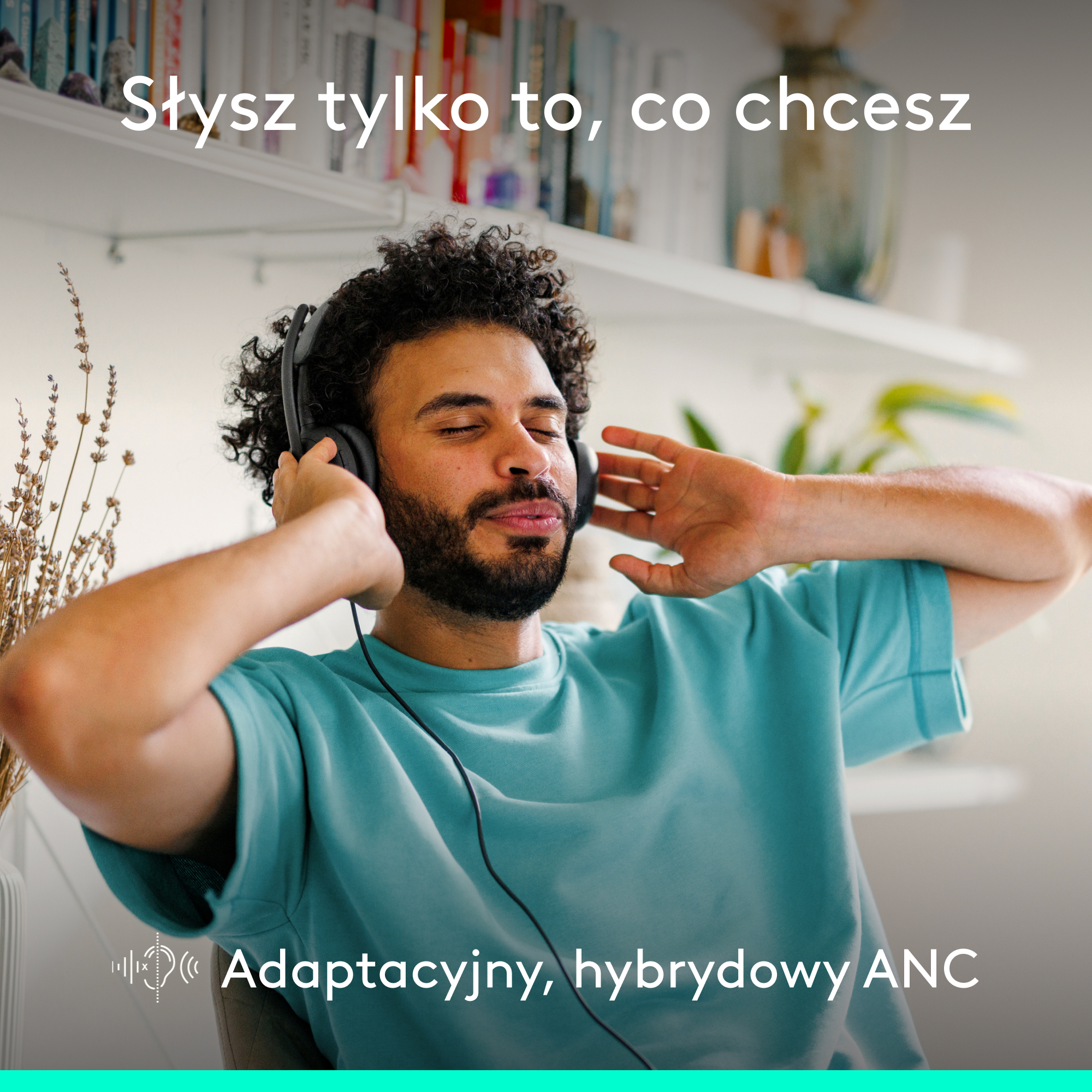 Mężczyzna w słuchawkach cieszy się muzyką. Adaptacyjne ANC.