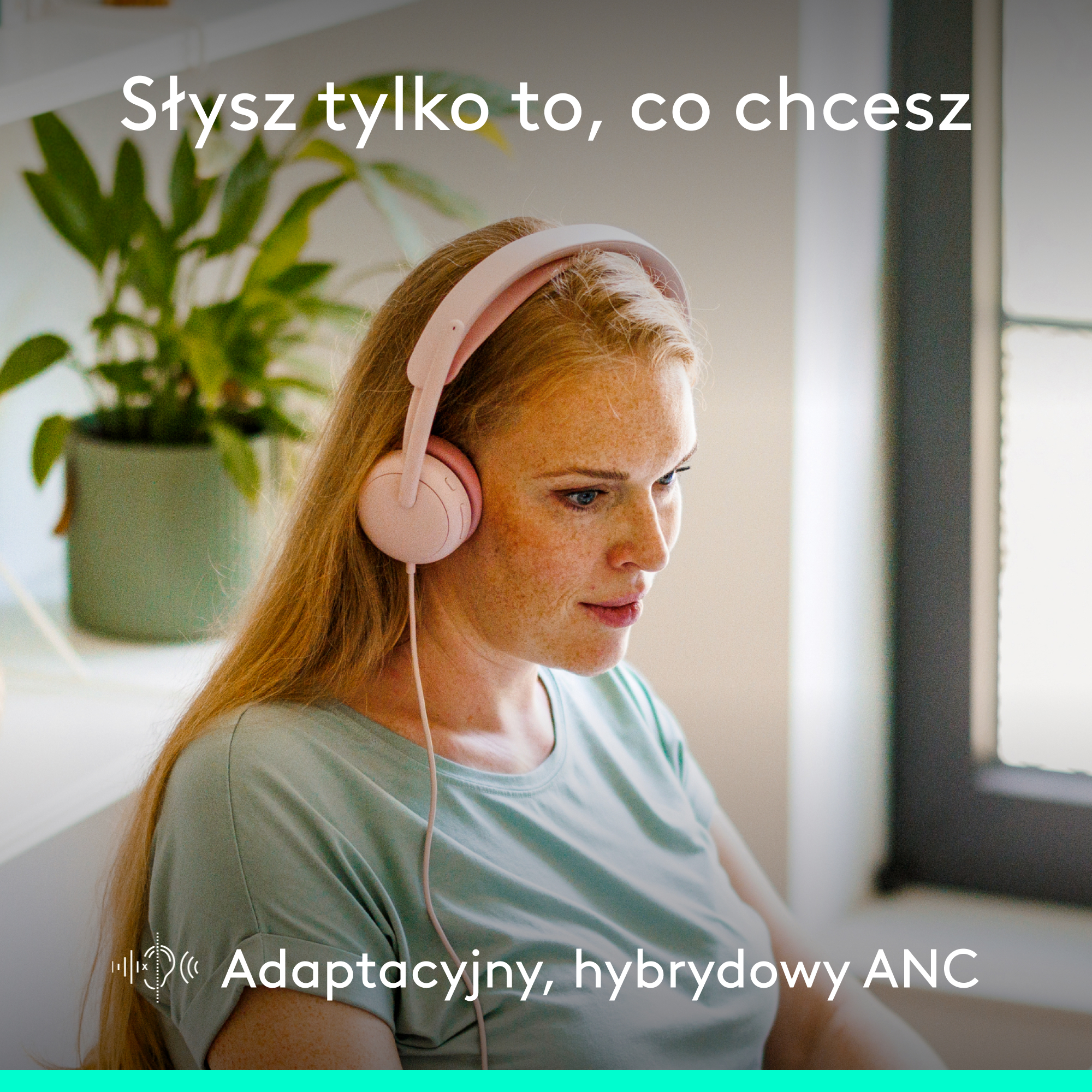 Kobieta w słuchawkach patrzy na ekran, z napisem 'Słysz tylko to, co chcesz'.