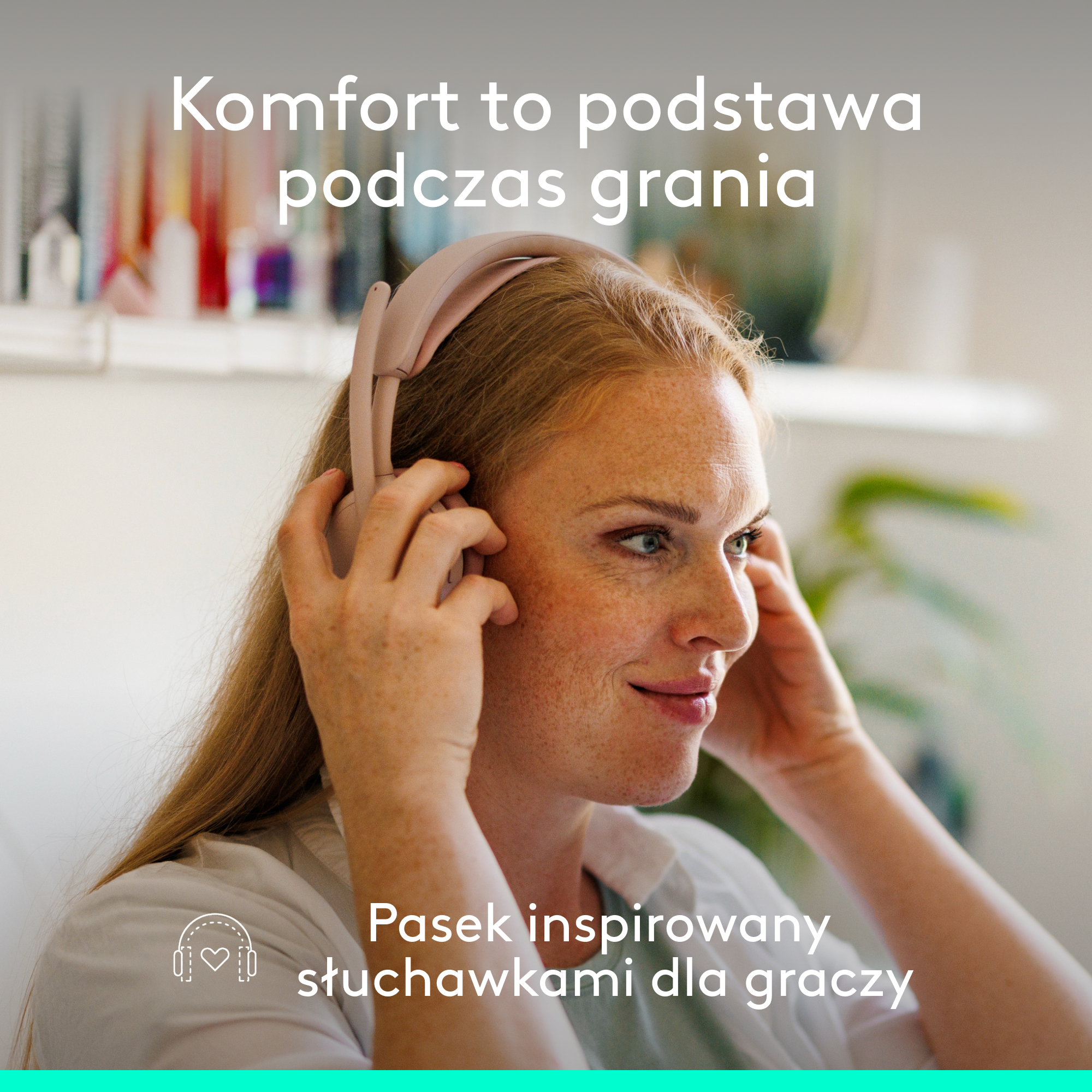 Kobieta w różowych słuchawkach z piegami uśmiecha się.