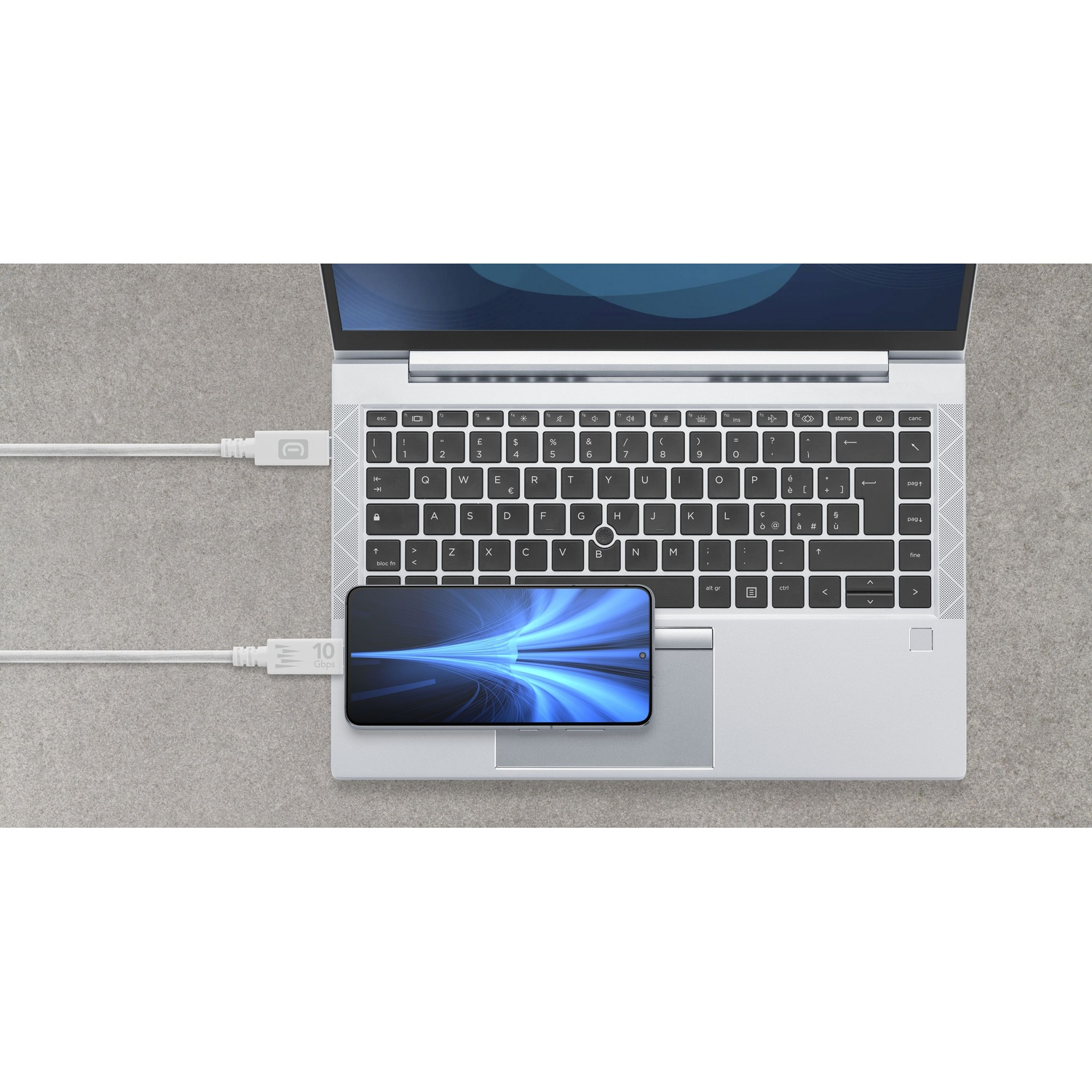 Uno smartphone è collegato a un laptop tramite cavo USB.