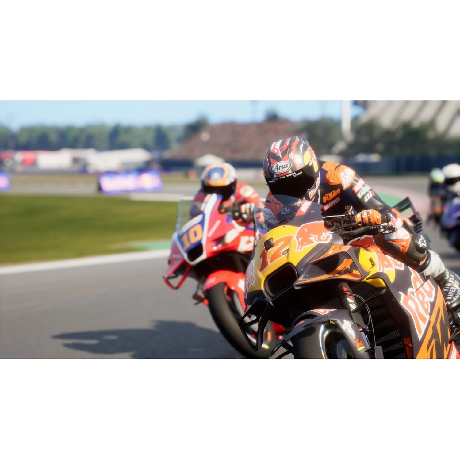 Motorracers in actie op een circuit, één in oranje en zwart, de ander in rood.