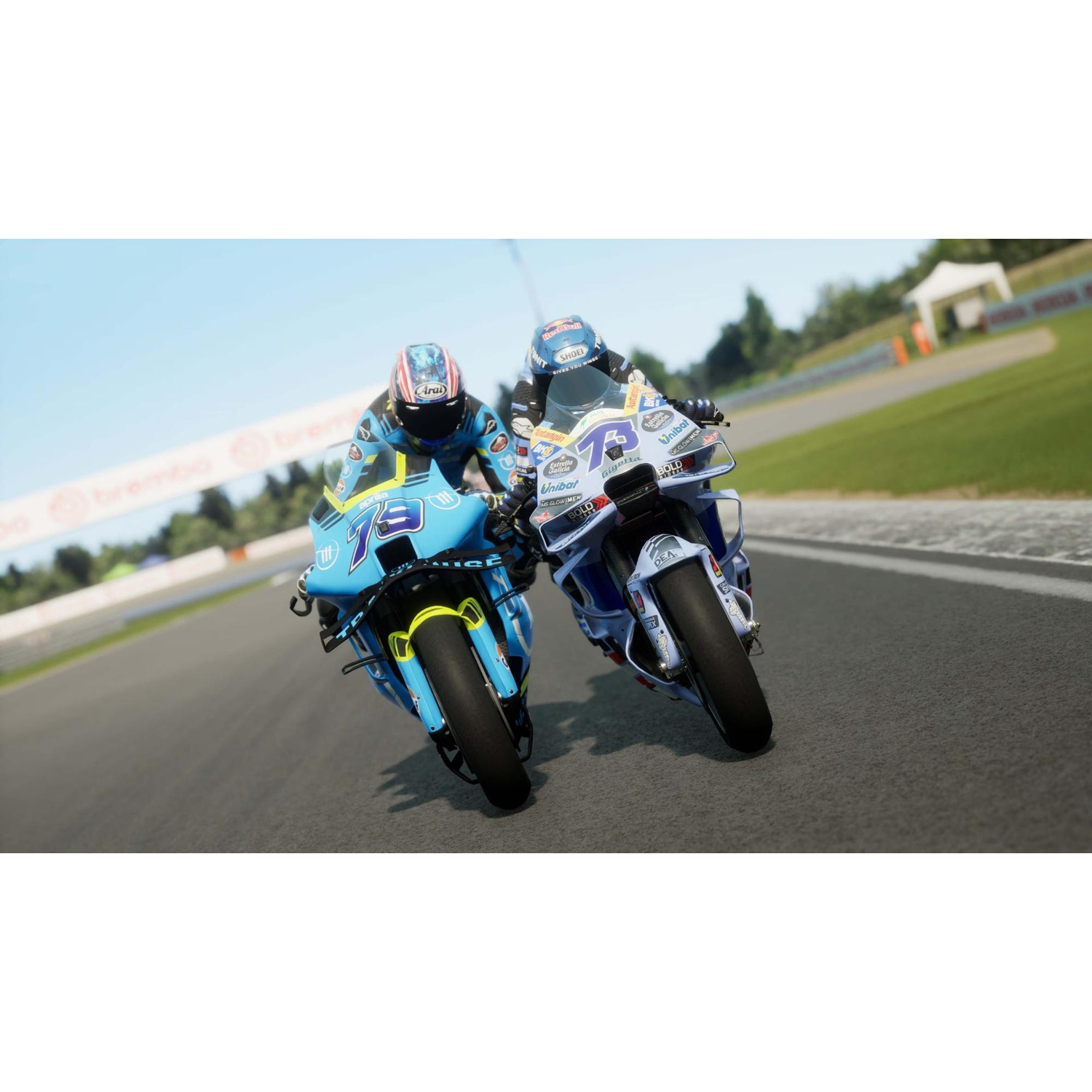 Twee motorcoureurs op een circuit, één in blauw, de ander in wit/blauw.