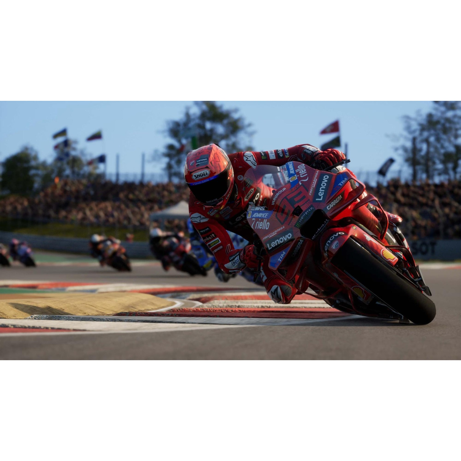 Rode motorcoureur leunt in een bocht op een racecircuit met andere motoren.