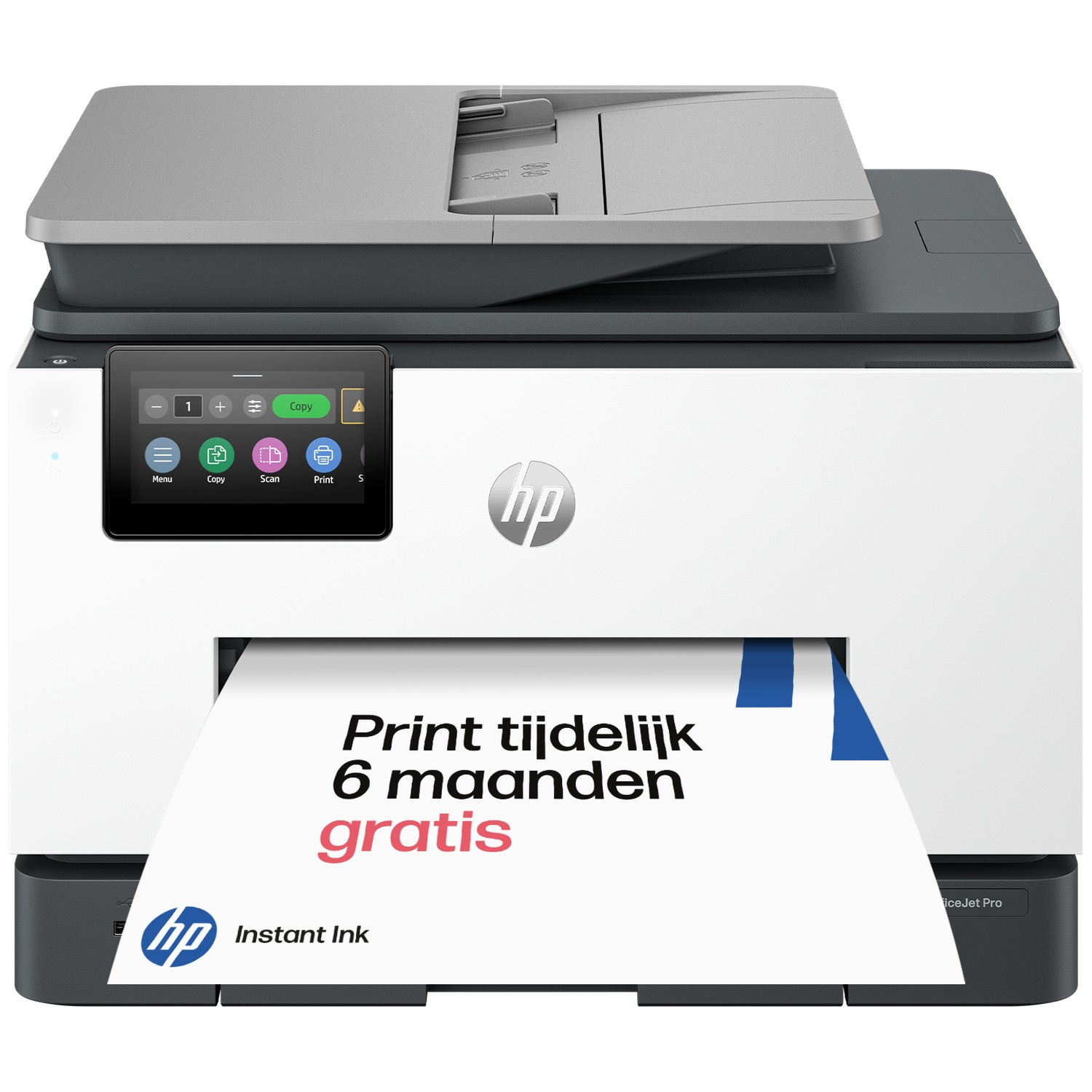 Une imprimante HP blanche avec écran tactile imprime une feuille disant 'Print tijdelijk 6 maanden gratis'.