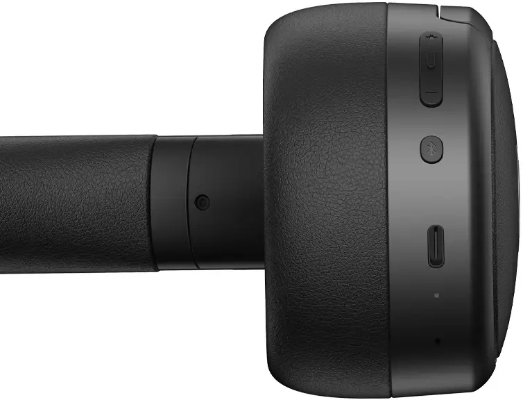 Fekete fejhallgató hangerőszabályzókkal, Bluetooth szimbólummal és USB-C porttal.