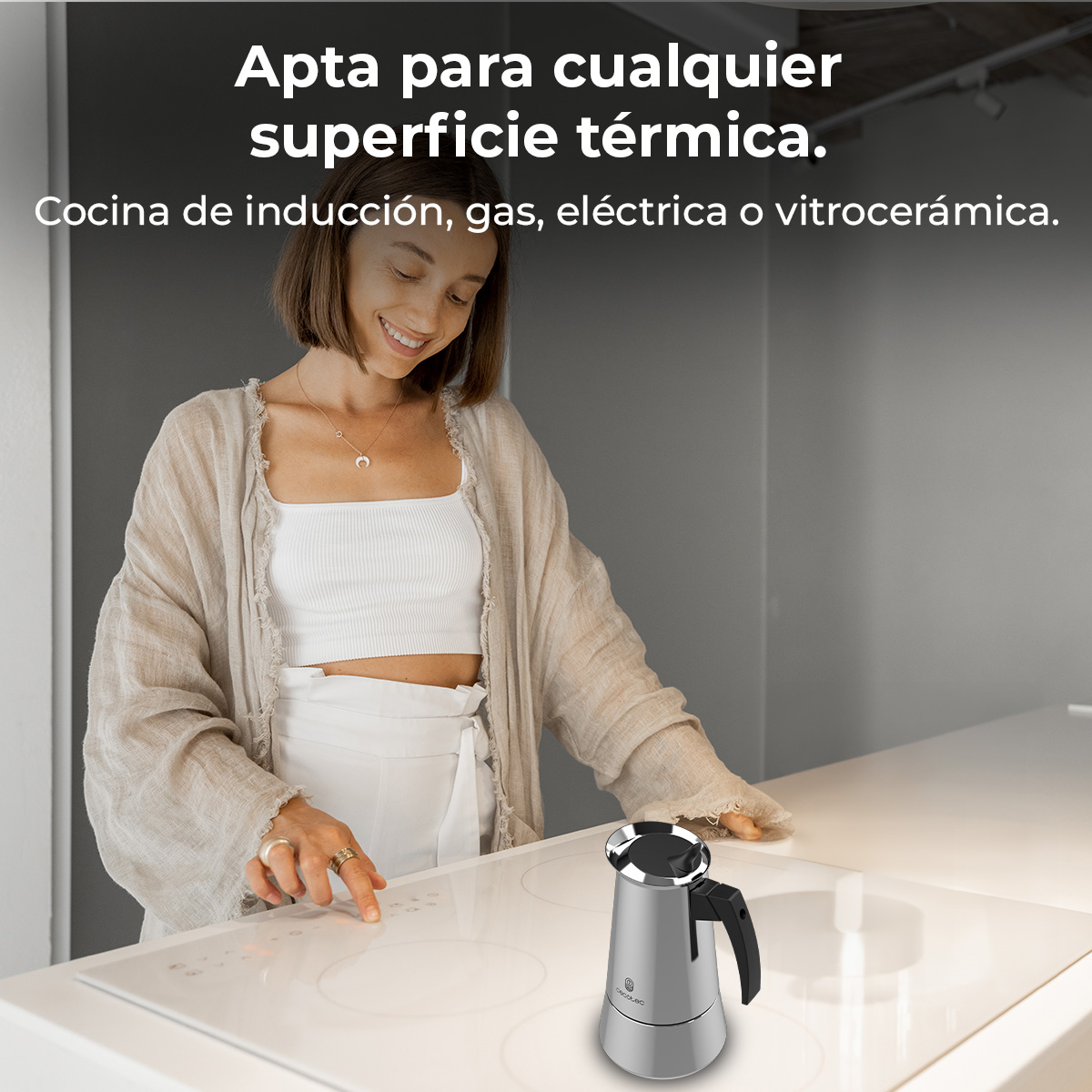 Una mujer toca una placa de inducción junto a una cafetera.
