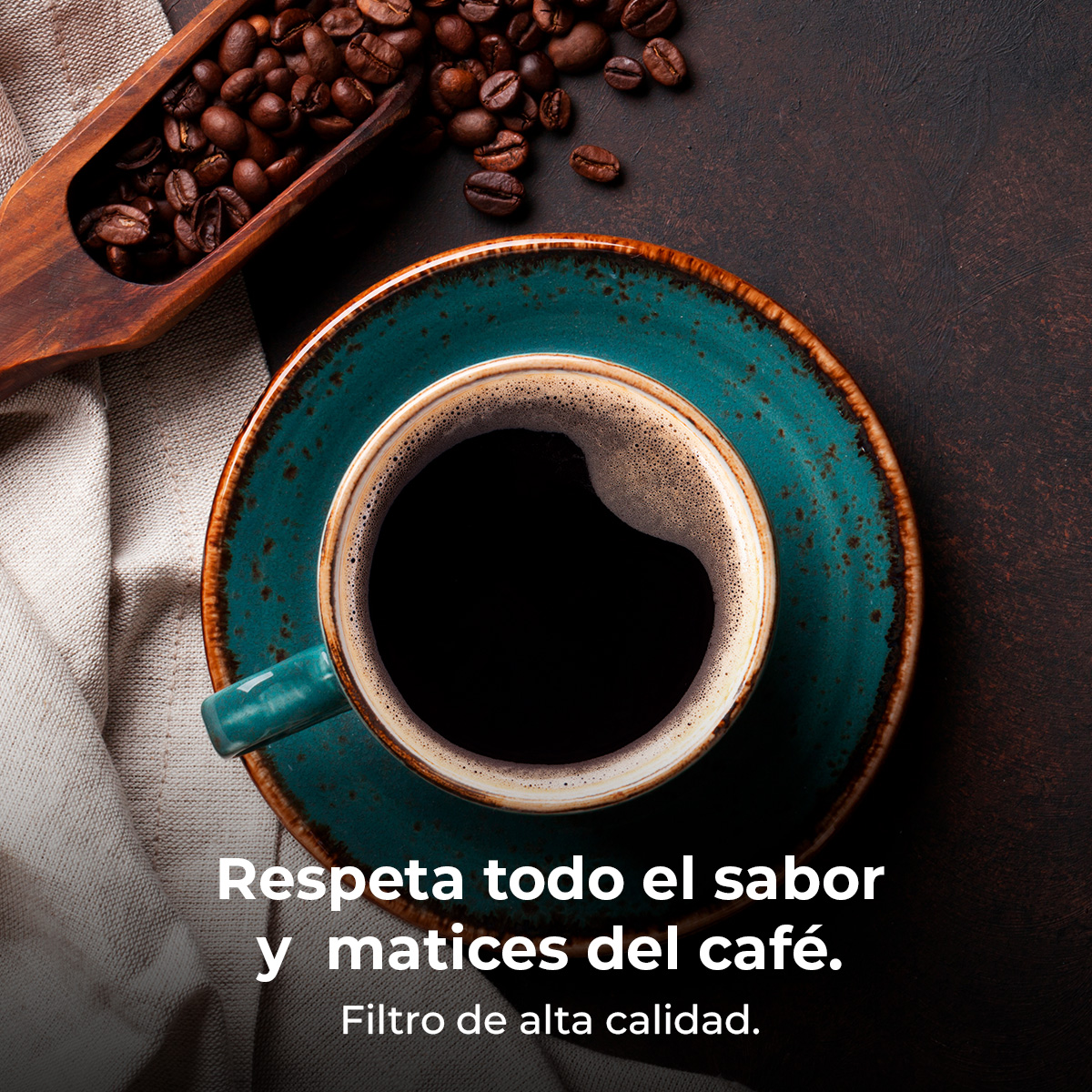Una taza de café con granos de café y una cuchara de madera.