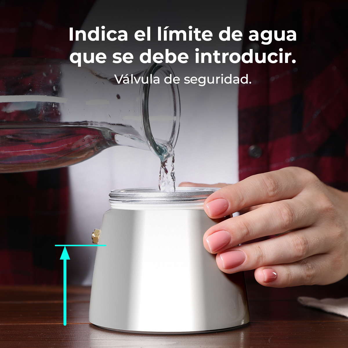 Se vierte agua en una cafetera. Indicador de nivel de agua.