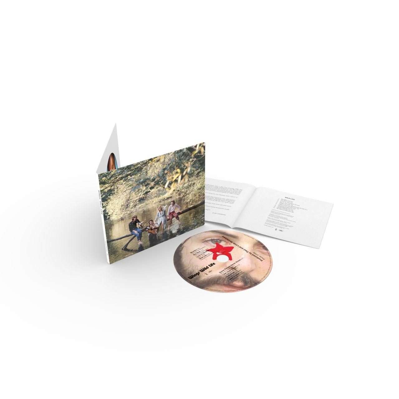 Ein CD-Album-Cover mit einer Gruppe von vier Personen, die auf einem Baumstamm sitzen.