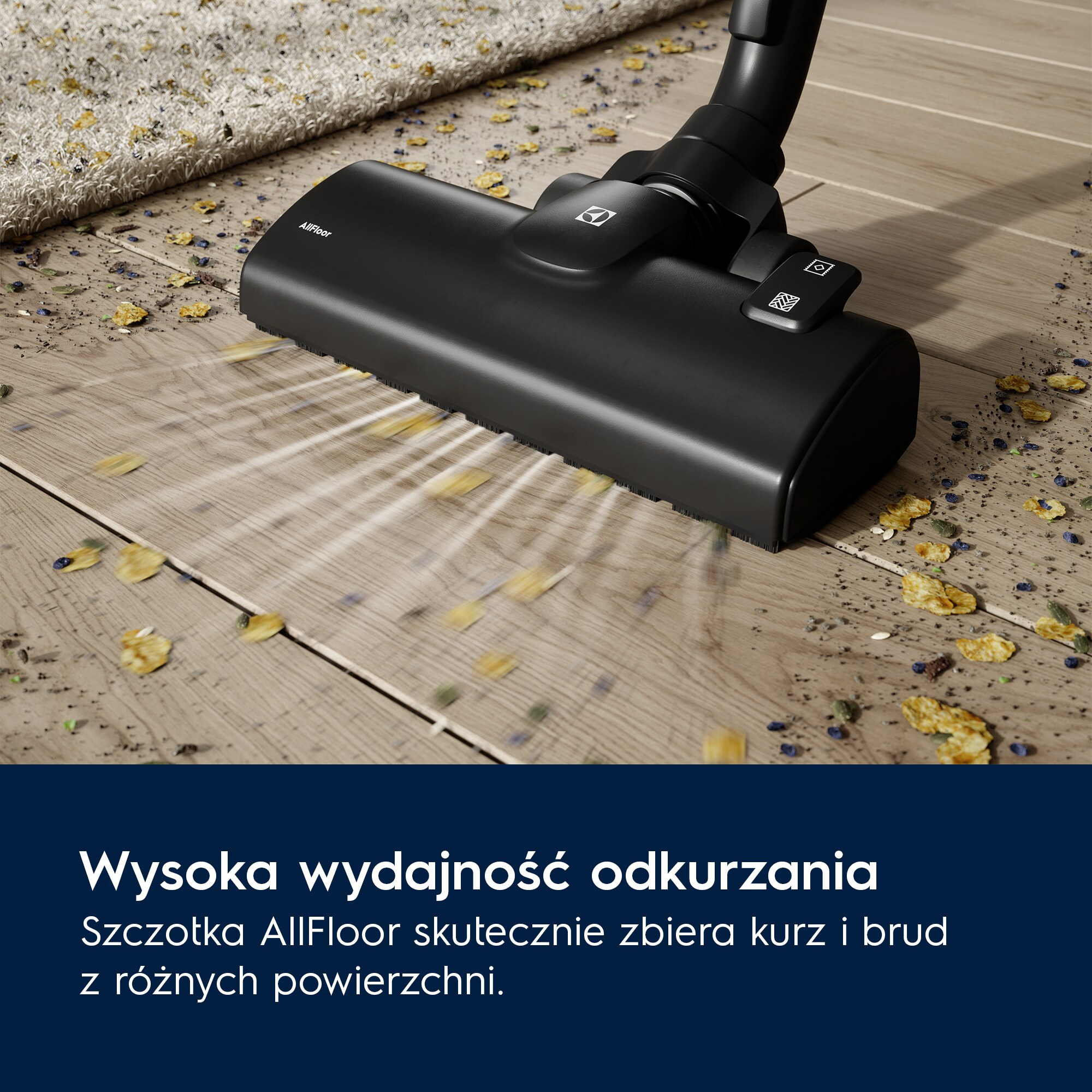 Czarna głowica odkurzacza czyści drewnianą podłogę i dywan.