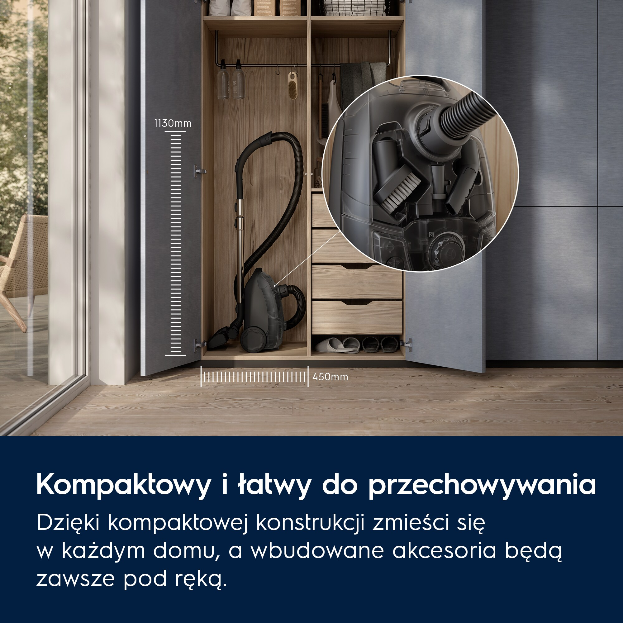 Czarny odkurzacz z akcesoriami przechowywany w otwartej szafie.
