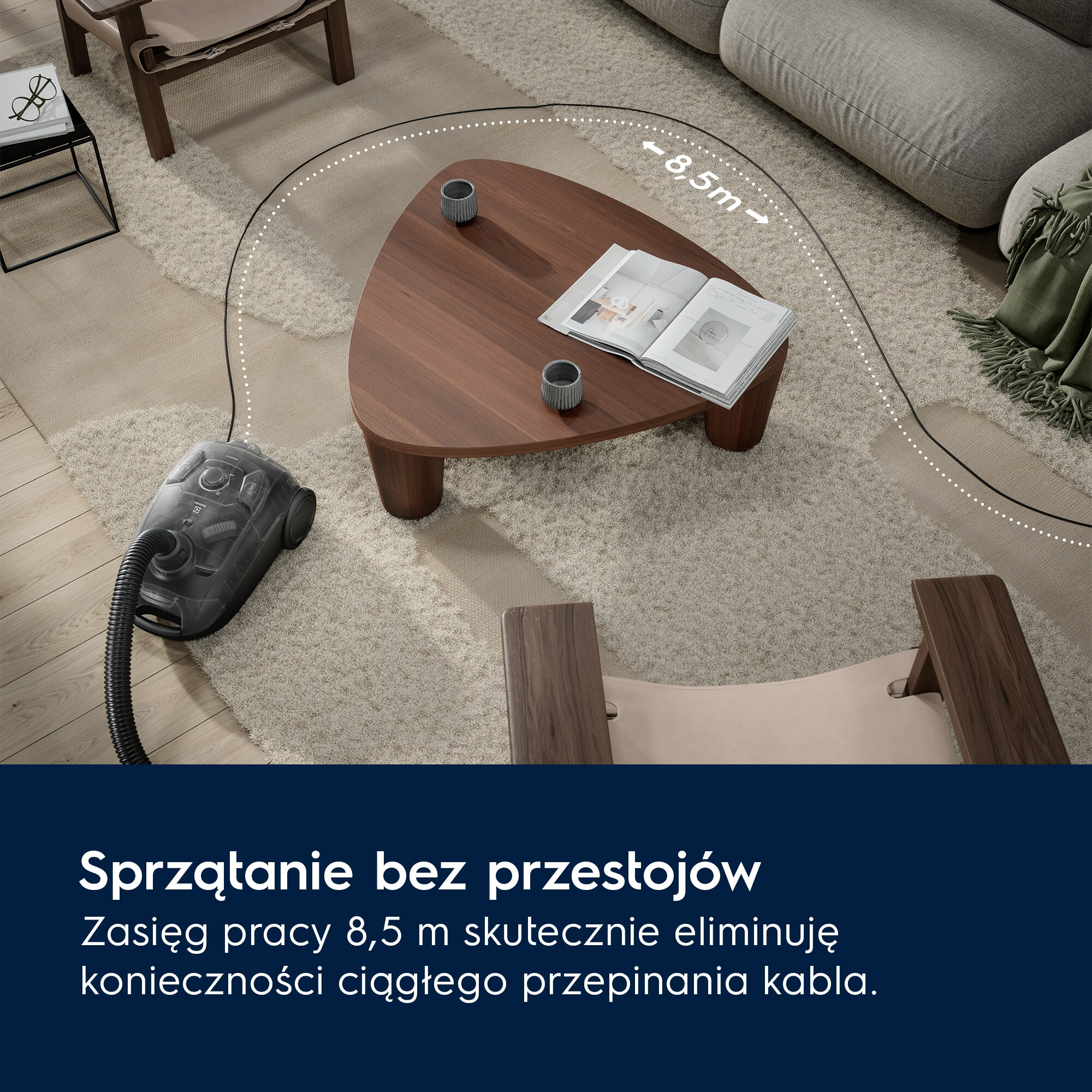 Odkurzacz z zasięgiem 8,5 m na dywanie w salonie.