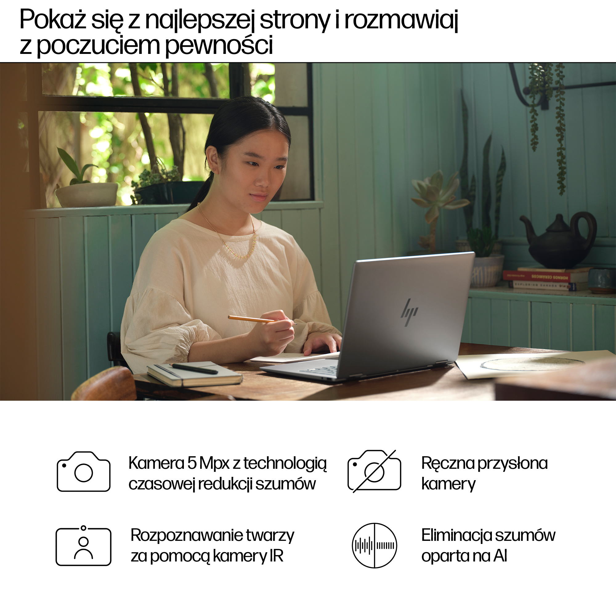 Kobieta pracuje przy laptopie w jasnym pokoju z roślinami.