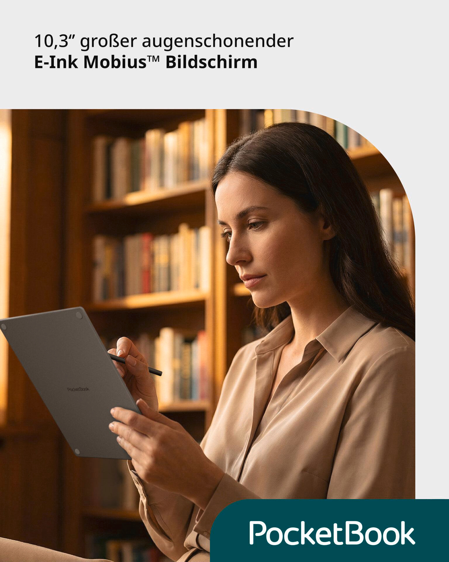 Eine Frau mit dunklem Haar hält einen grauen E-Reader in einer Bibliothek.