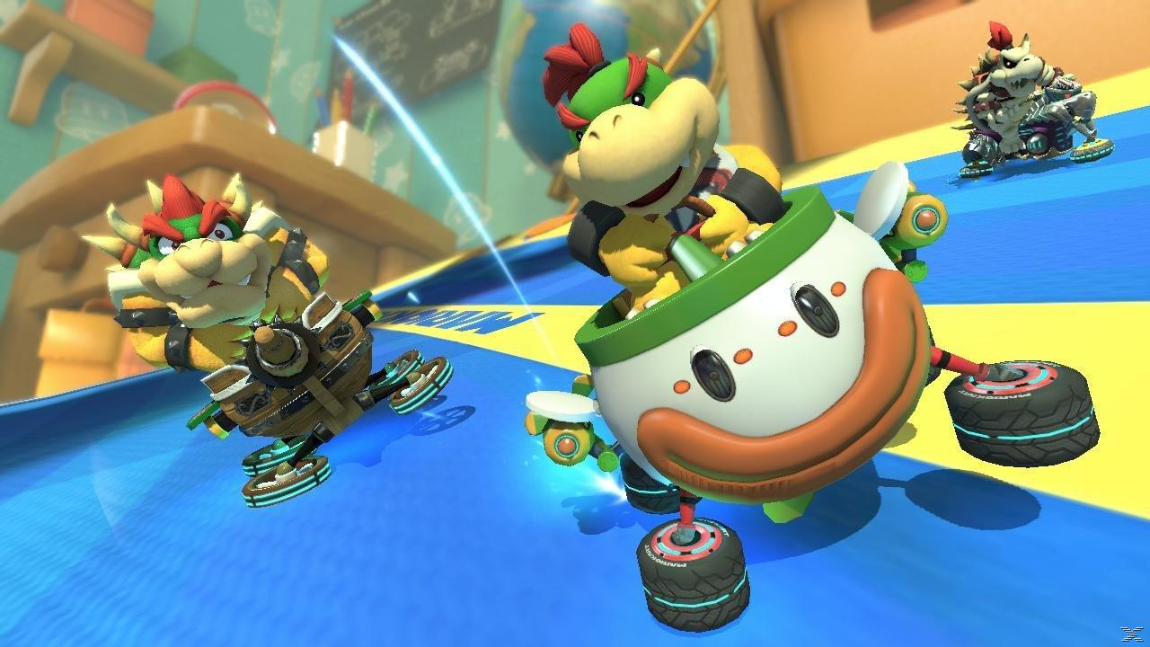 Bowser Jr. i Bowser Jr. ścigają się kolorowymi gokartami po niebiesko-żółtym torze.