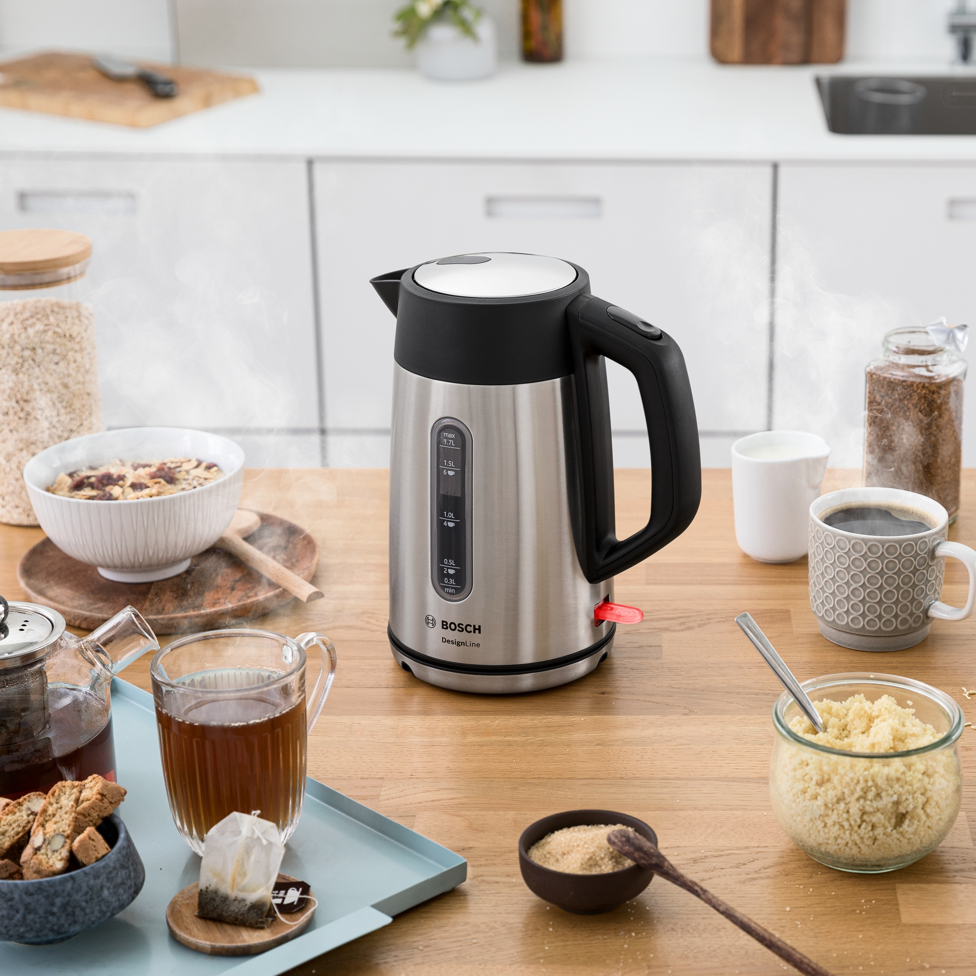 Czajnik Bosch paruje obok składników śniadaniowych na drewnianym stole.