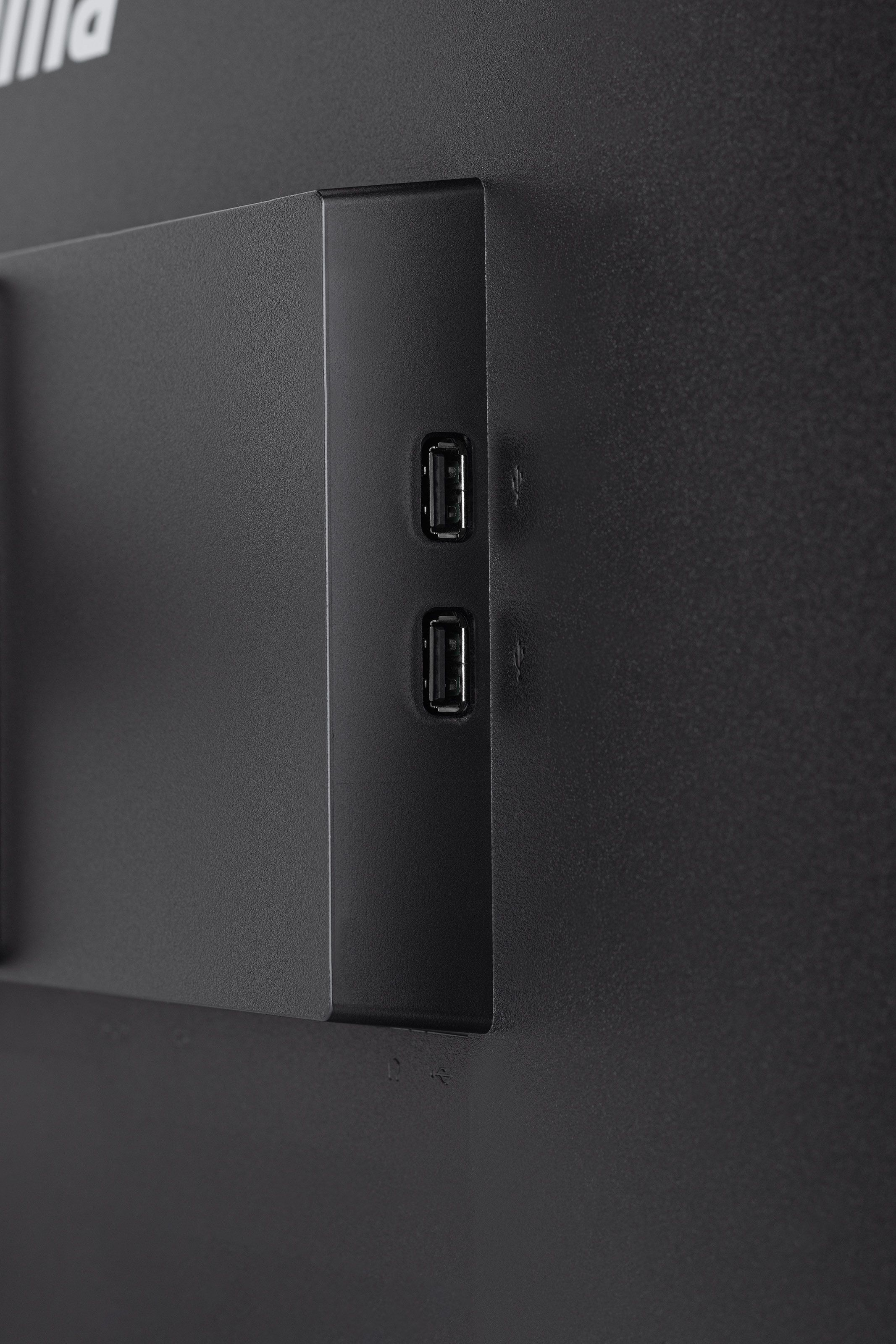 Zbliżenie tyłu czarnego monitora z dwoma portami USB.