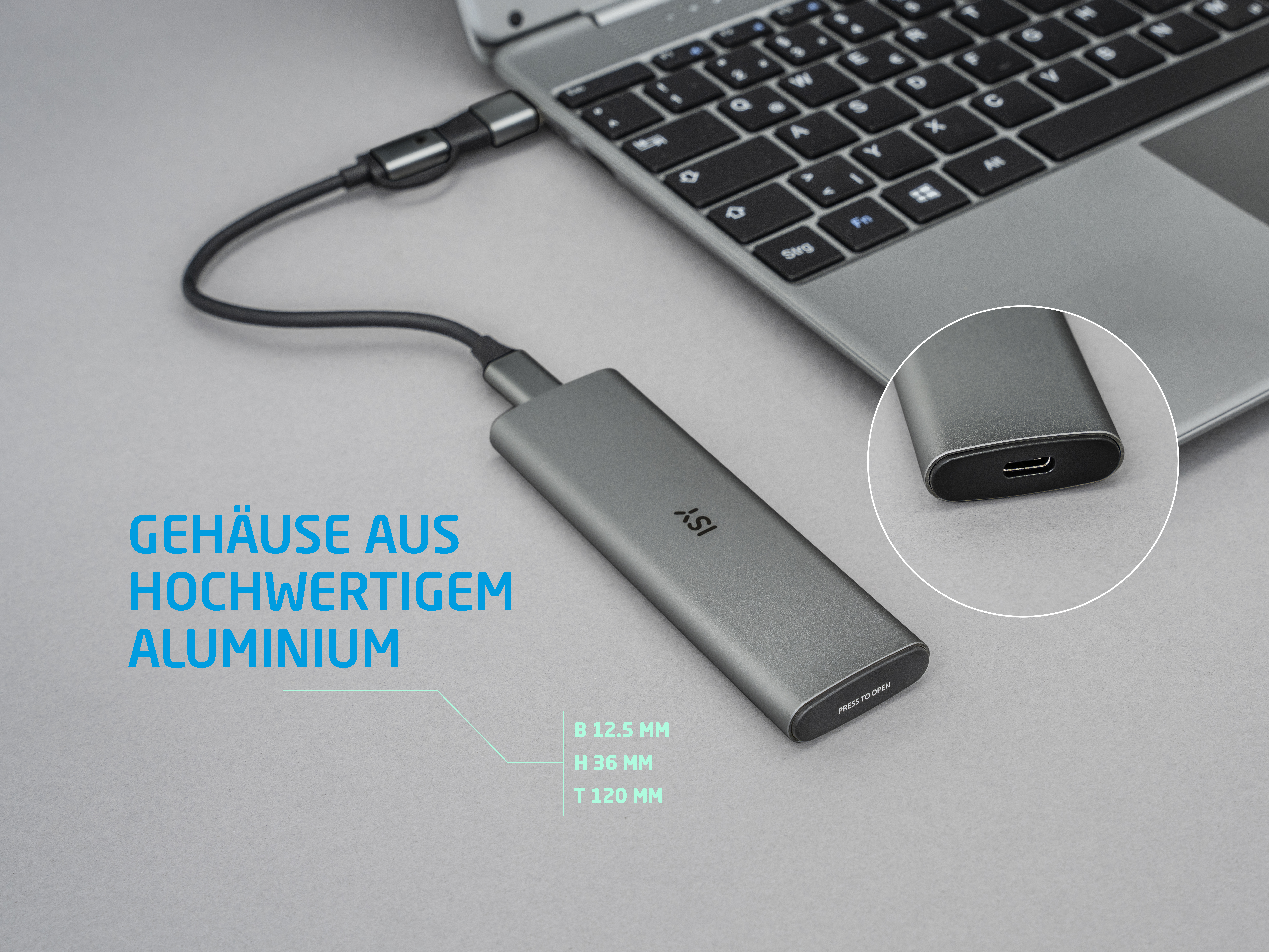 Szary dysk zewnętrzny podłączony do laptopa, zbliżenie na port USB-C.