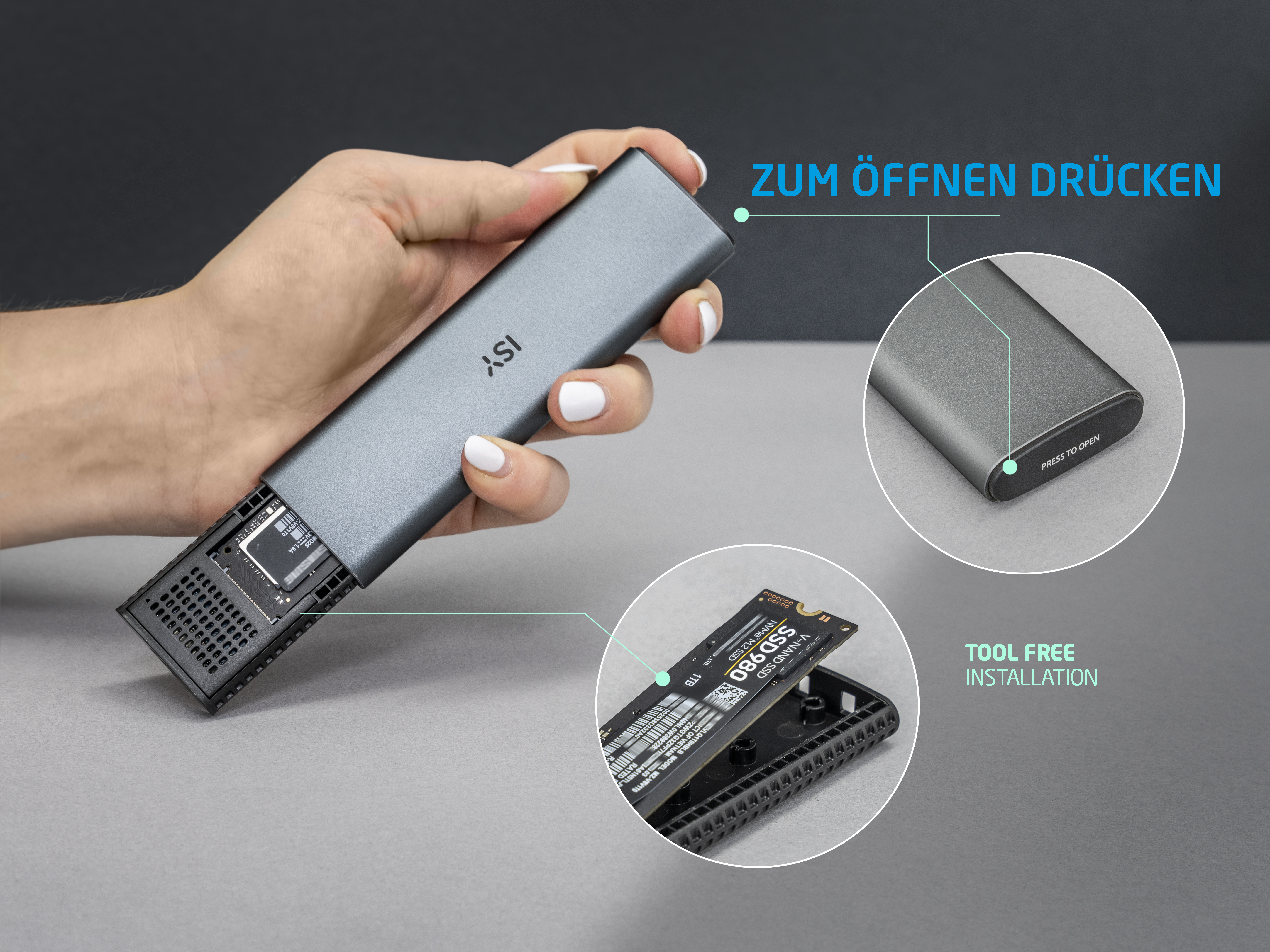Osoba trzyma szarą obudowę, pokazuje instalację SSD i mechanizm otwierania.