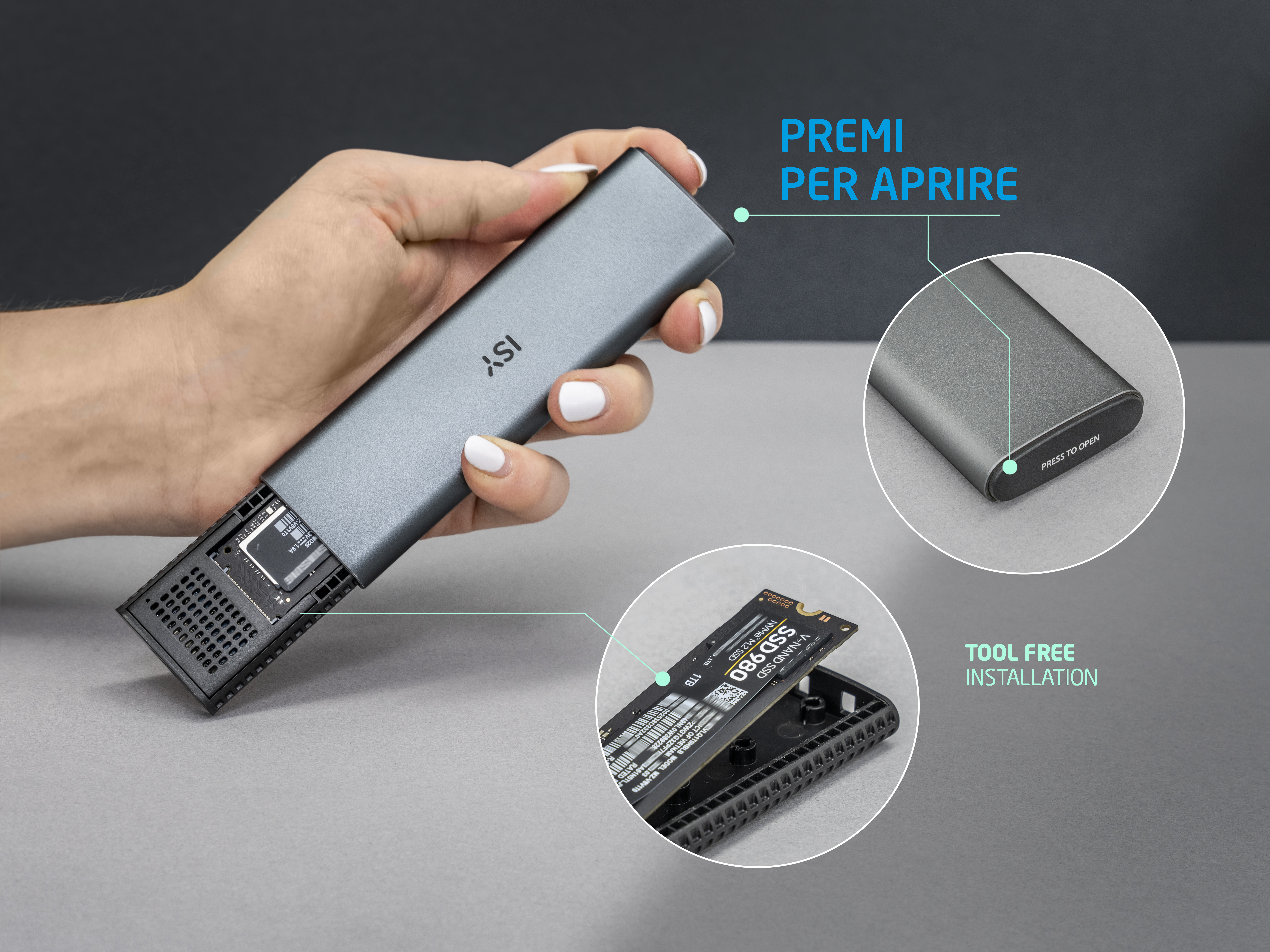 Ręka trzyma szarą obudowę, obok niej dysk SSD.