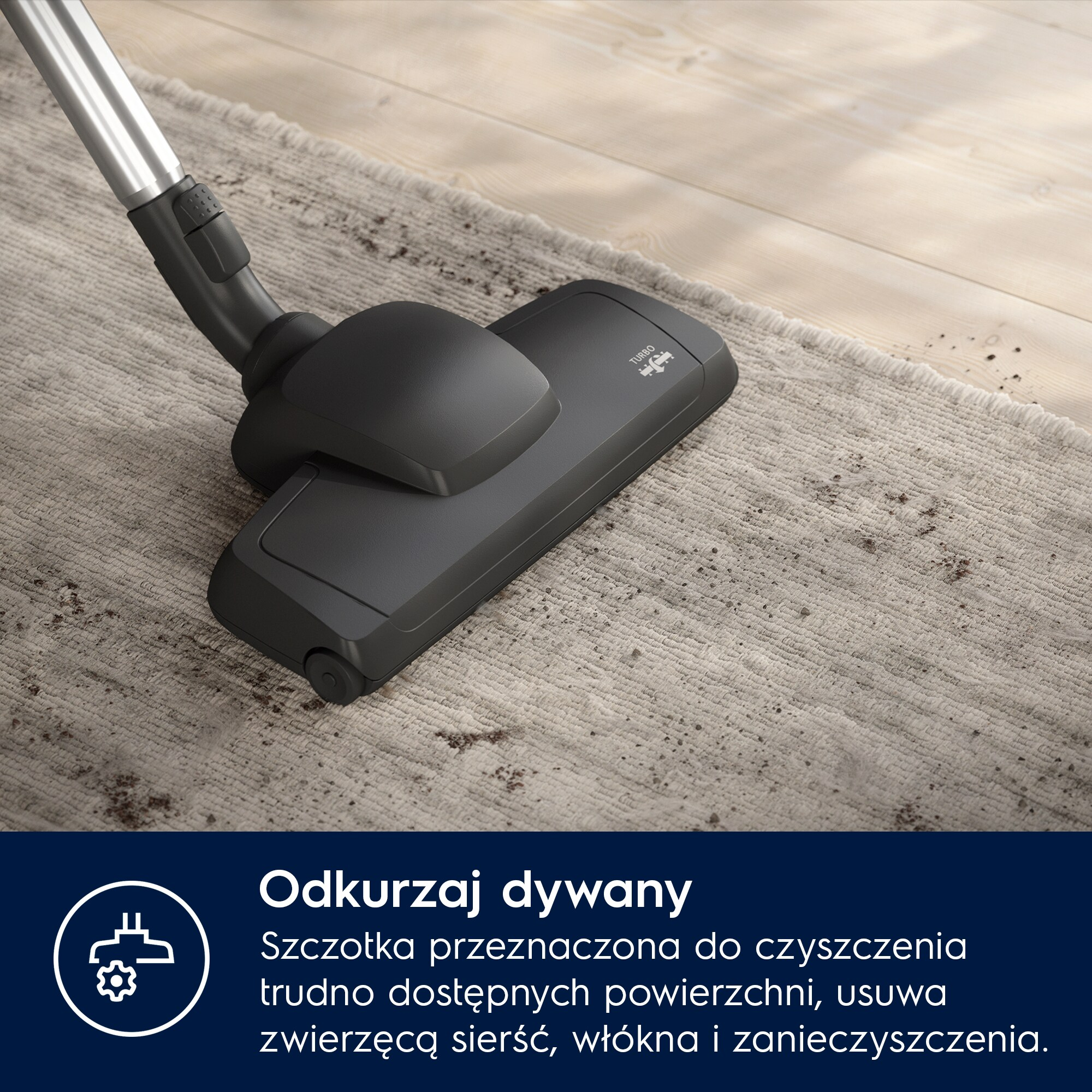 Głowica odkurzacza czyści brudny dywan na drewnianej podłodze.