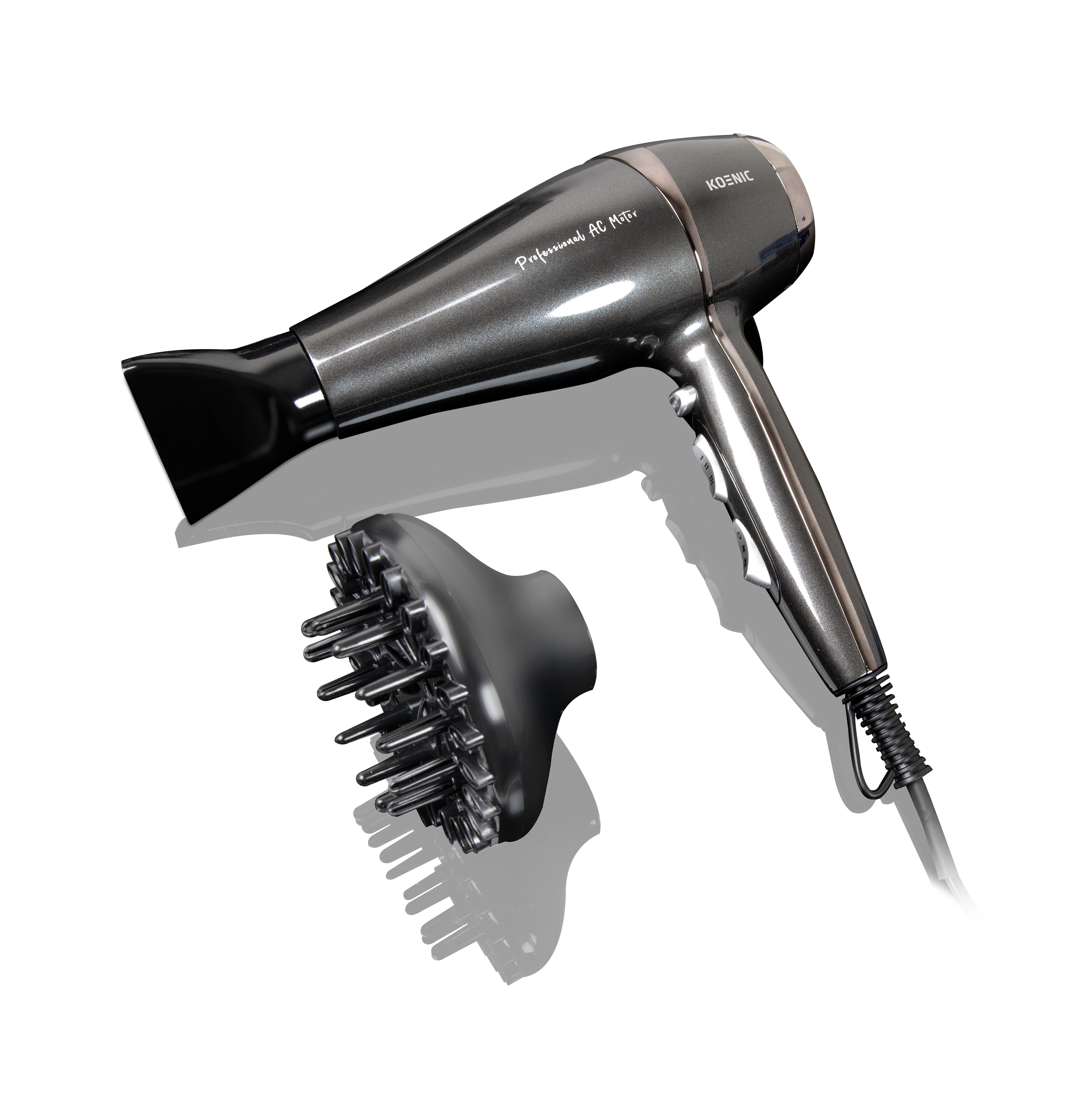 Szara suszarka do włosów z nasadką dyfuzora leży na czarnym tle.