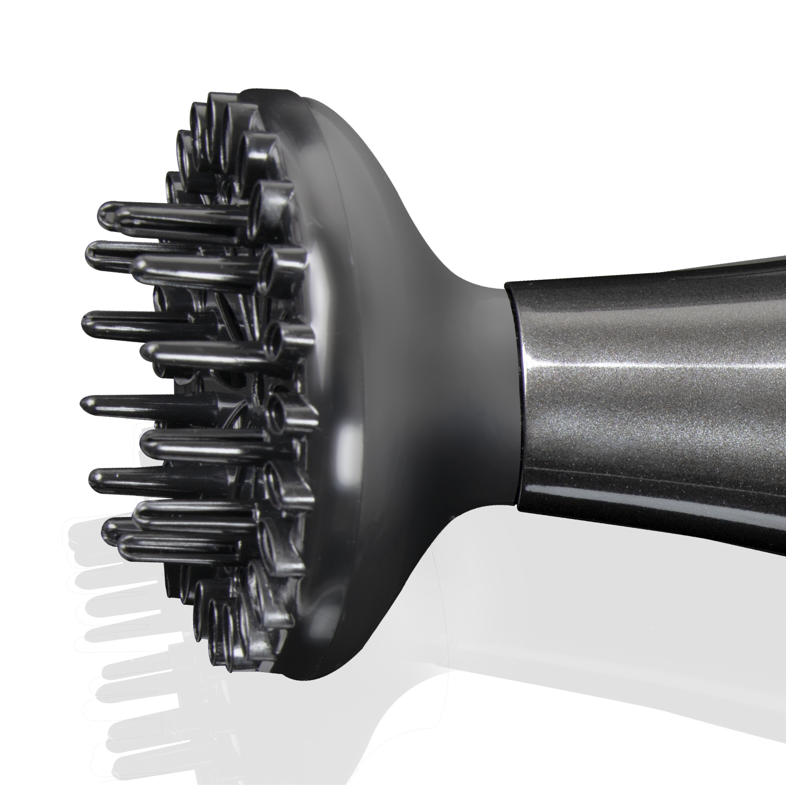 Srebrna nakładka dyfuzora do suszarki do włosów na czarnym tle.