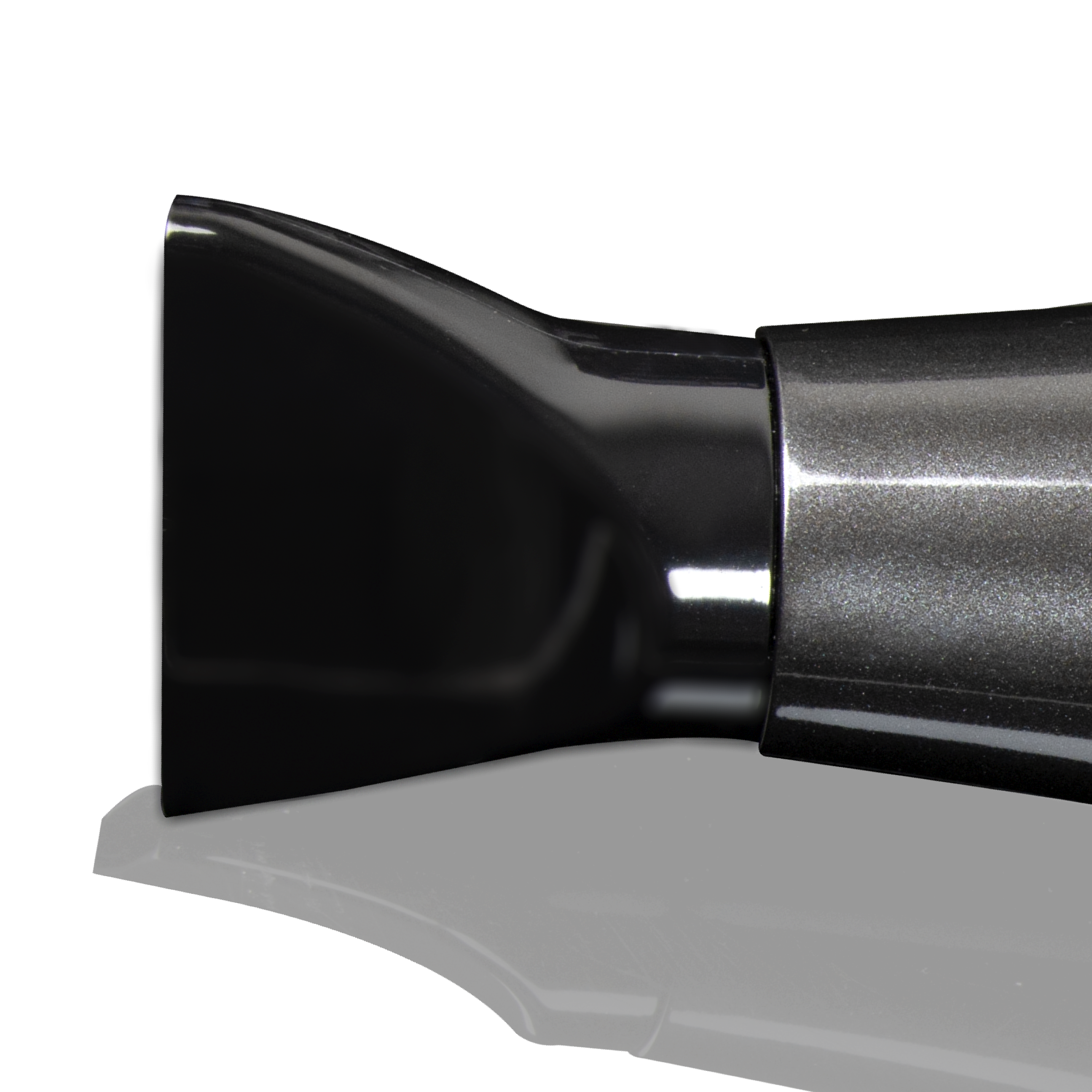 Zbliżenie czarnej dyszy suszarki do włosów z metalicznym połyskiem.