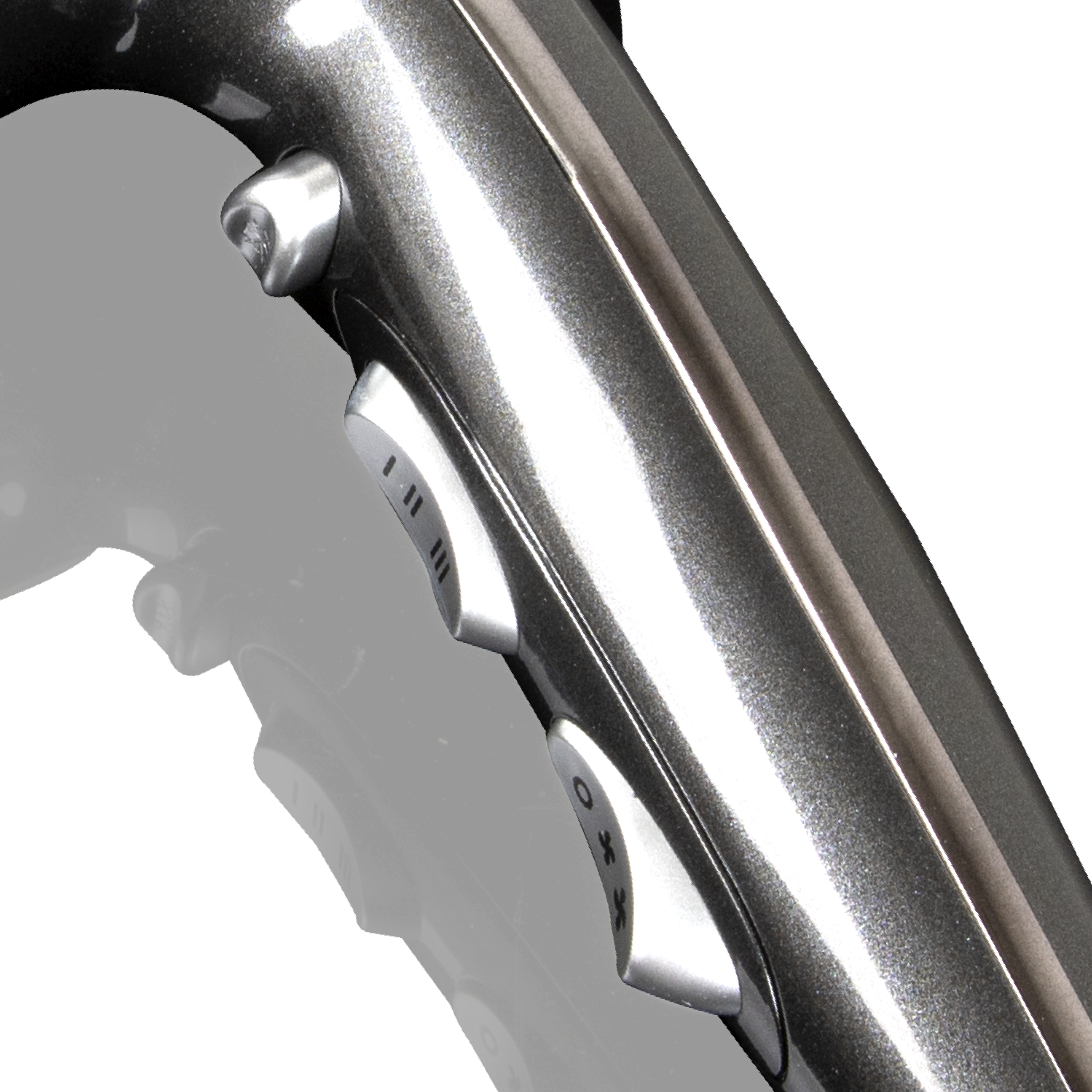 Zbliżenie szarej suszarki do włosów ze srebrnymi przyciskami na czarnym tle.