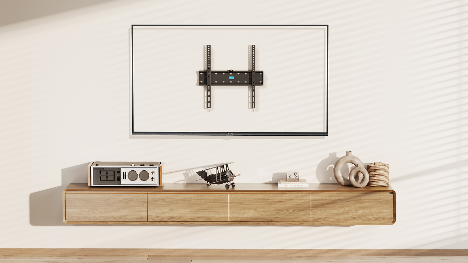 Drewniana konsola z dekoracjami, modelem samolotu i radiem vintage. Uchwyt TV na ścianie.