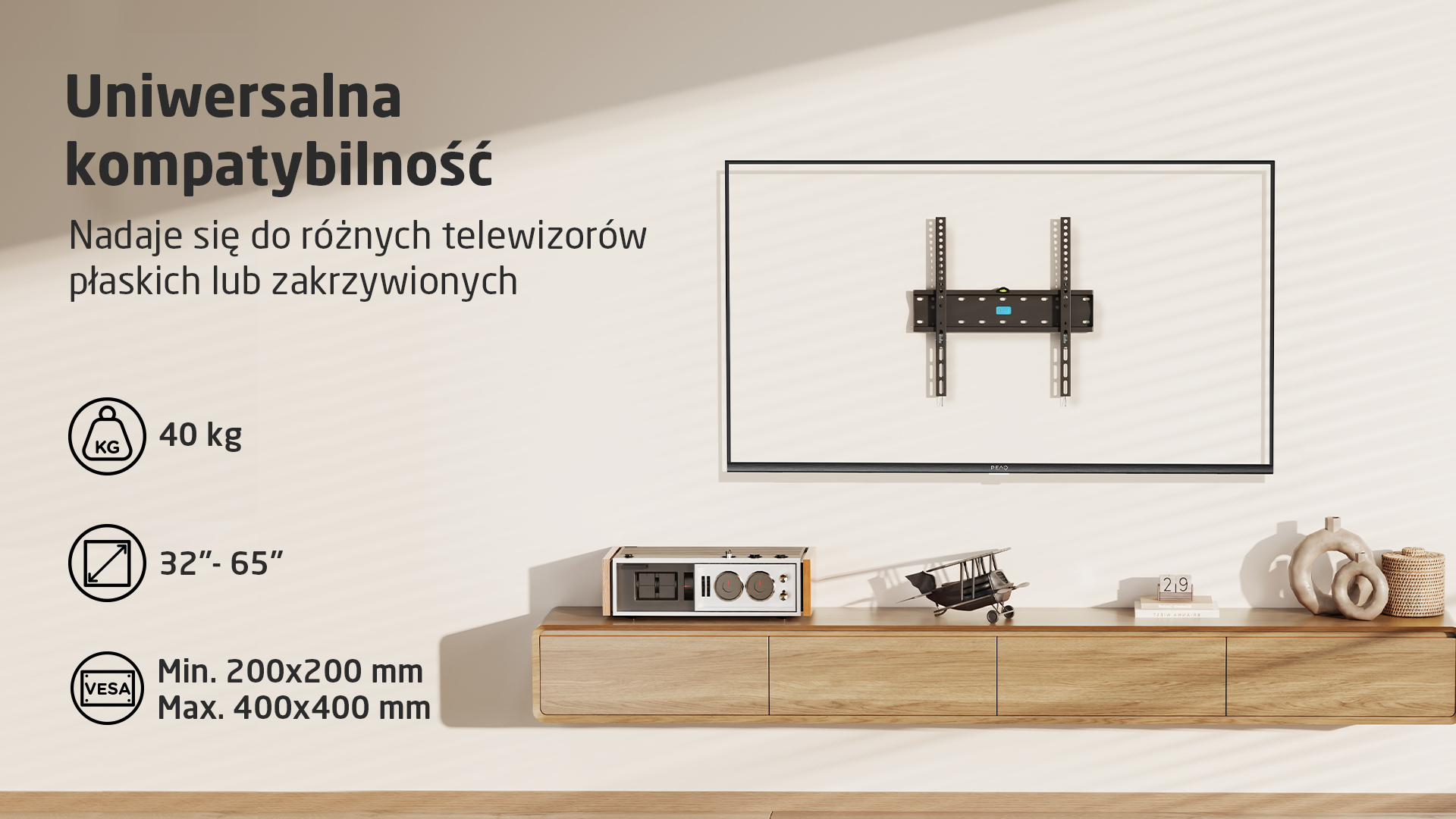 Uchwyt ścienny do telewizora nad szafką z dekoracjami. Udźwig 40kg.