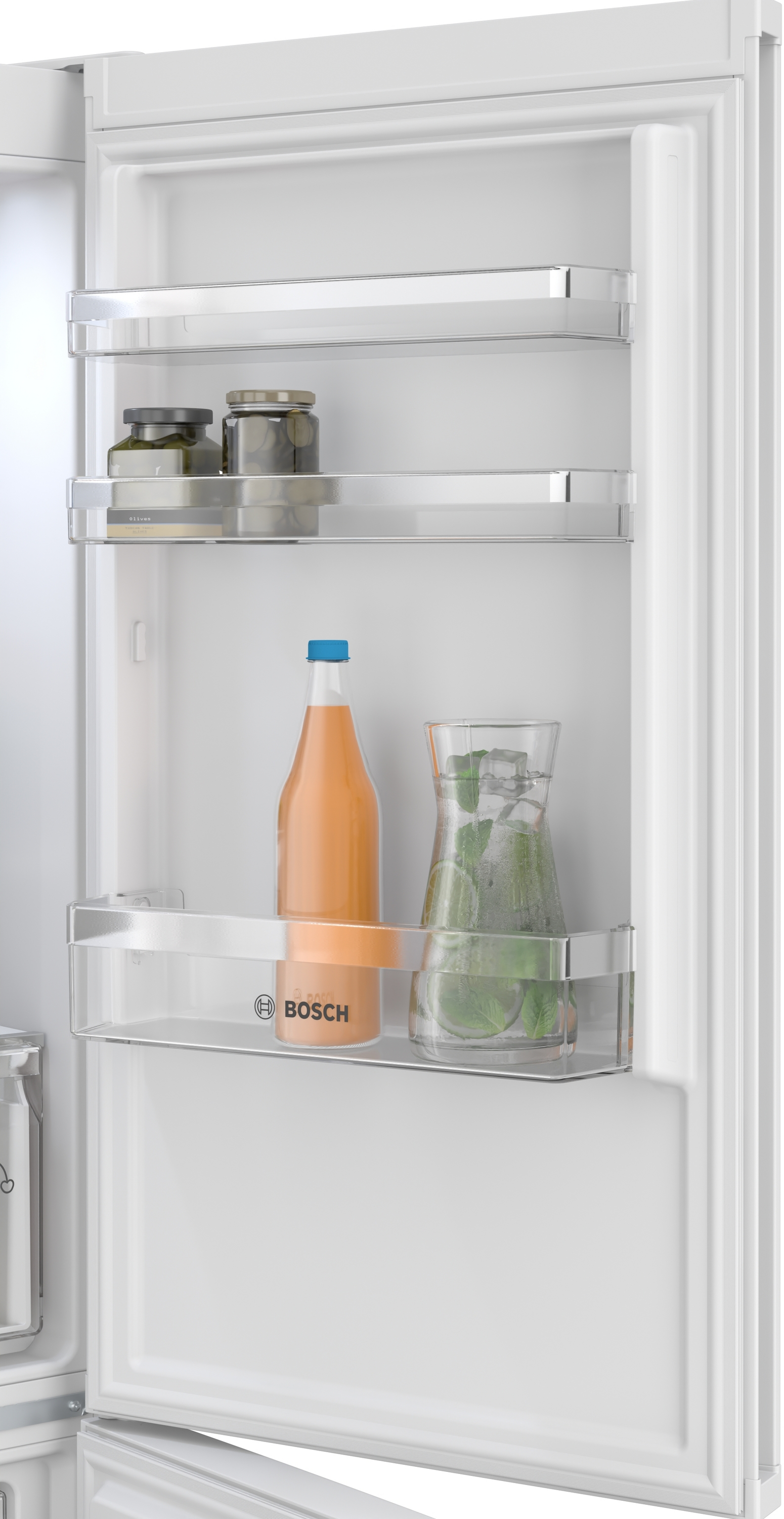 Otwarta lodówka z słoikami, butelkami i szklankami na półkach.