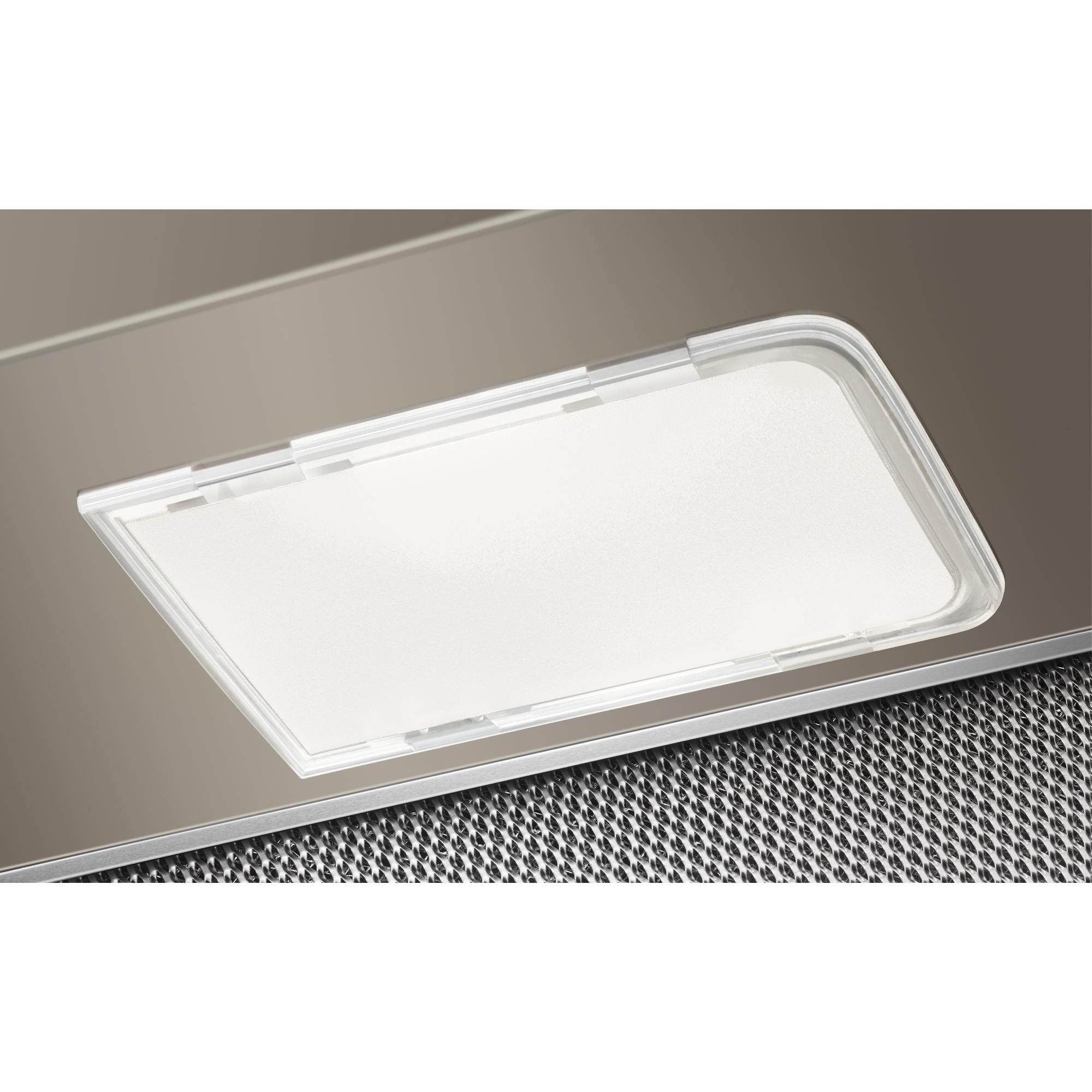 Okap kuchenny ze światłem, metalowym filtrem i srebrną obudową.