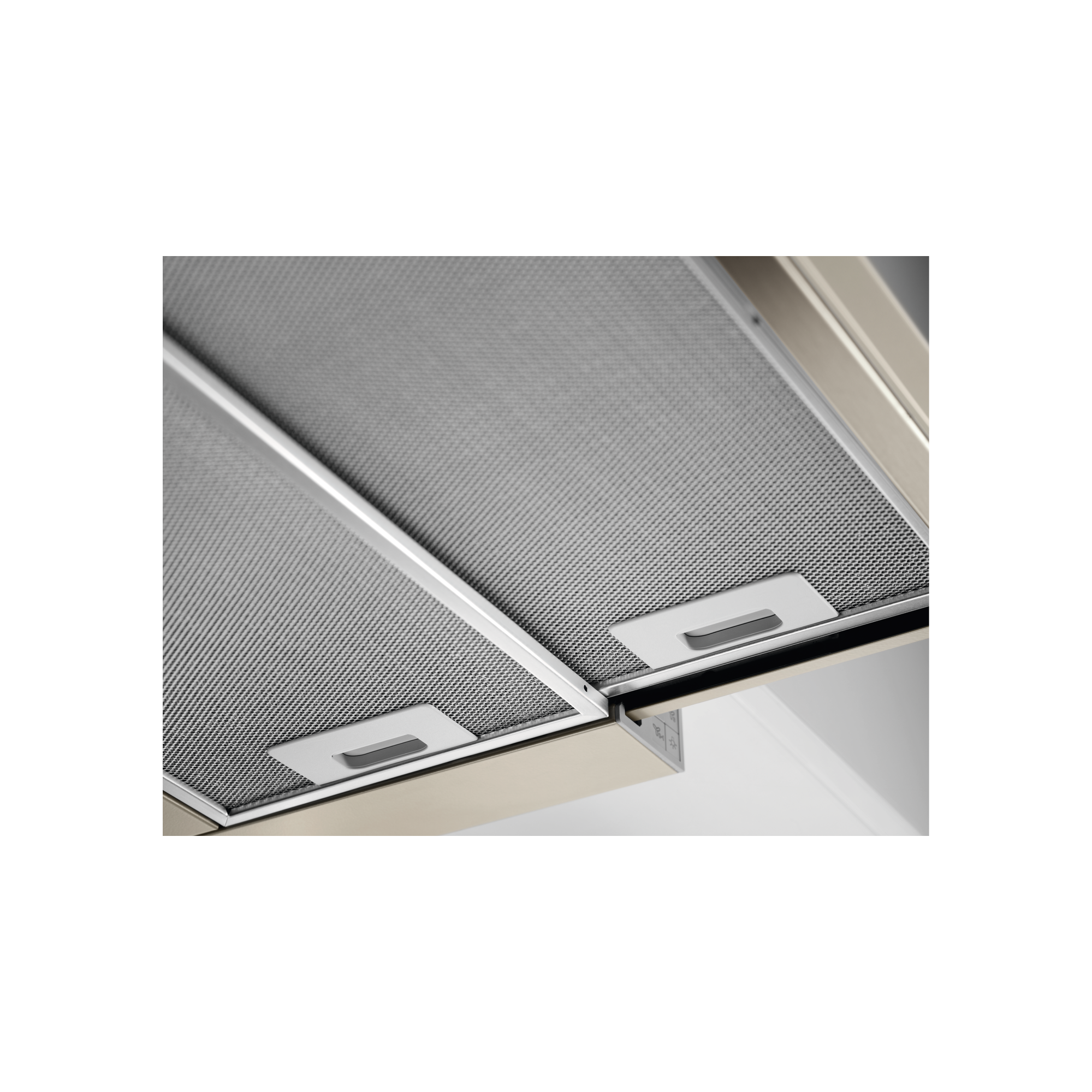 Zbliżenie filtra okapu kuchennego z metalową siatką i uchwytami.