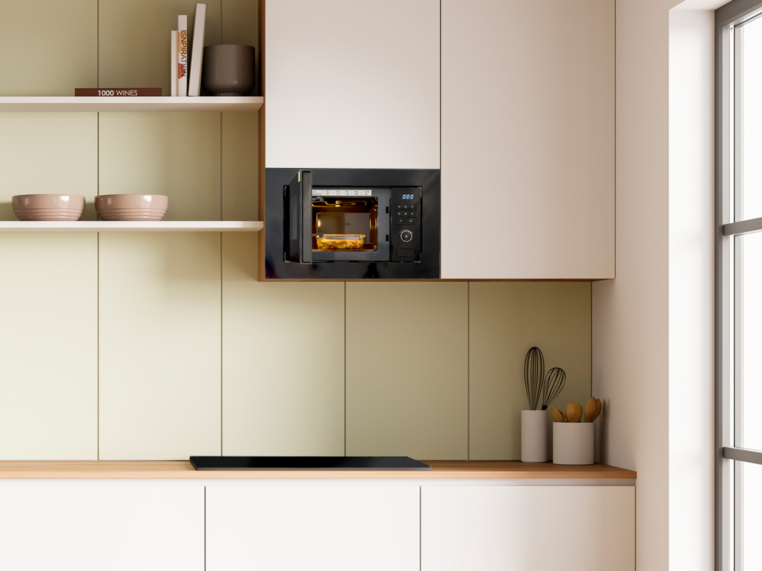 Otwarta wbudowana kuchenka mikrofalowa z jedzeniem w środku, nad płytą grzejną.