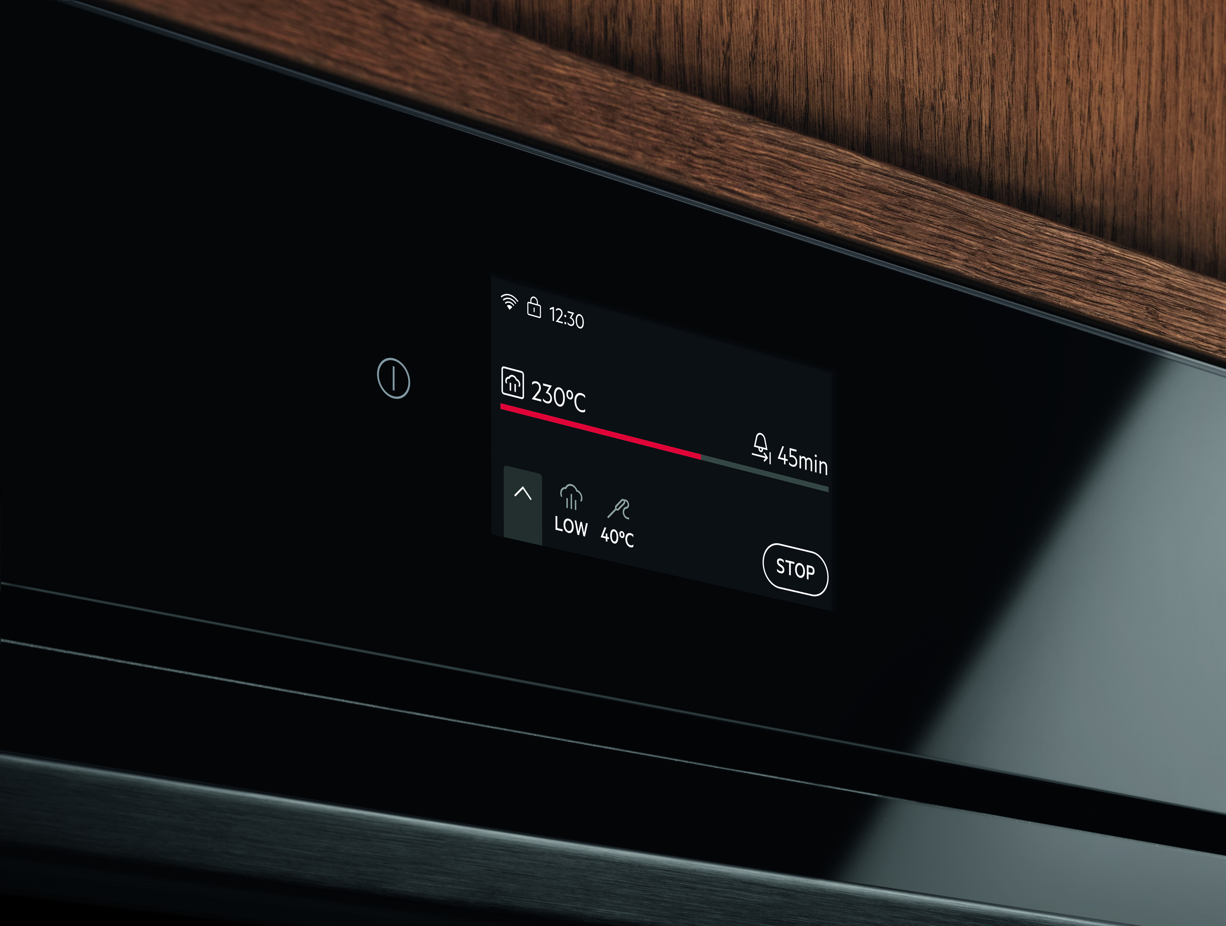 Wyświetlacz piekarnika pokazuje 230°C i 45 minut. Poniżej 40°C i przycisk STOP.