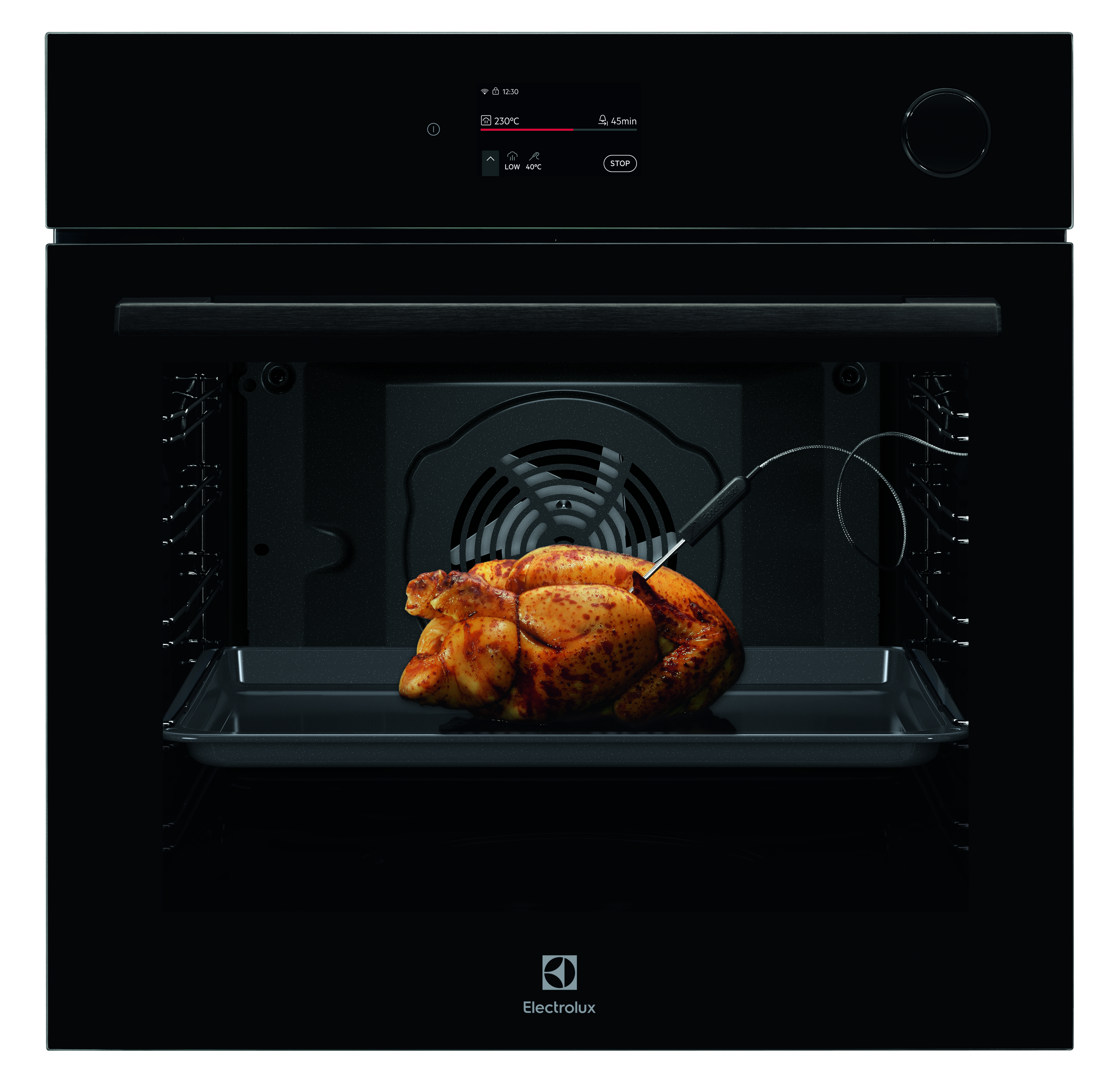 Pieczony kurczak na blasze w czarnym piekarniku z termometrem.