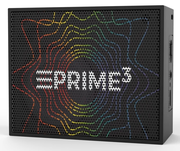 Czarny głośnik z napisem "E PRIME 3" na białym tle, z kolorowym wzorem.