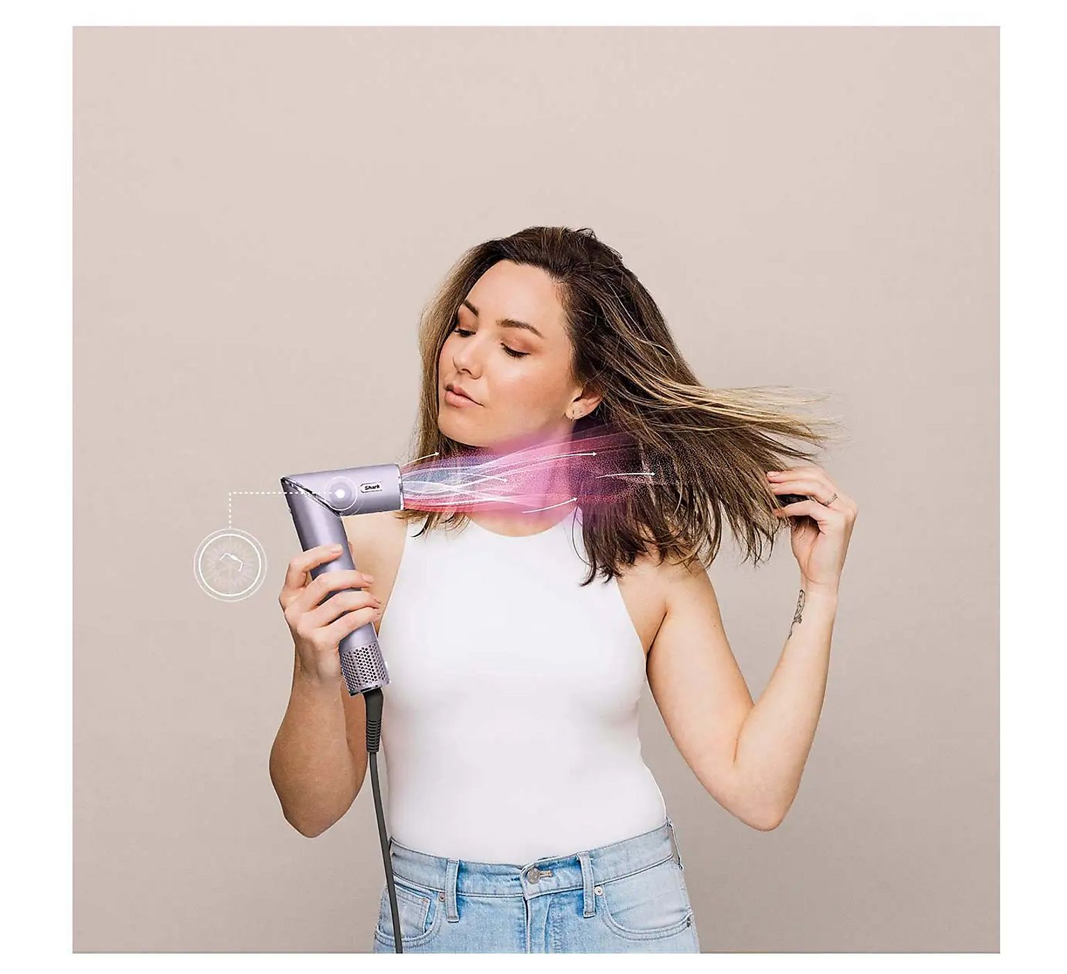 Femme séchant ses cheveux avec un sèche-cheveux violet. De l'air rose sort.