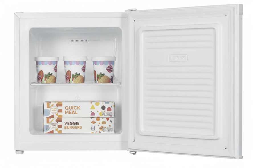 Ein offener weißer Kühlschrank mit drei Eisbechern und zwei Packungen Veggie-Burgern.