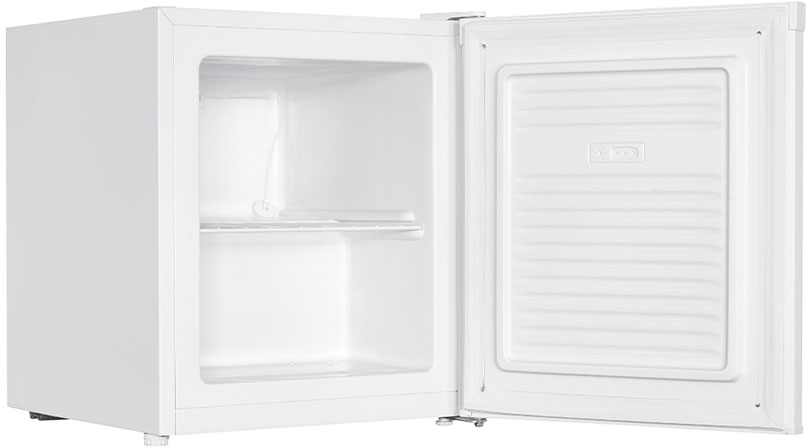 Ein offener, weißer Mini-Kühlschrank mit einem Regal und einer Innentür.