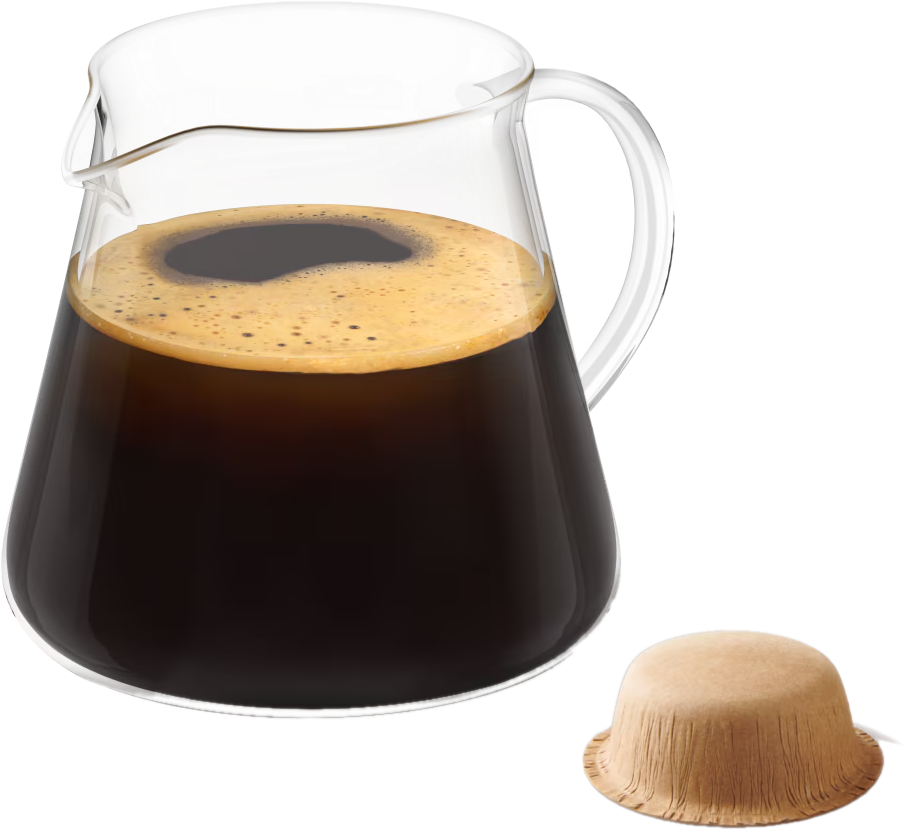 Glaskrug mit dunklem Kaffee und Schaum, daneben eine braune Kaffeekapsel.