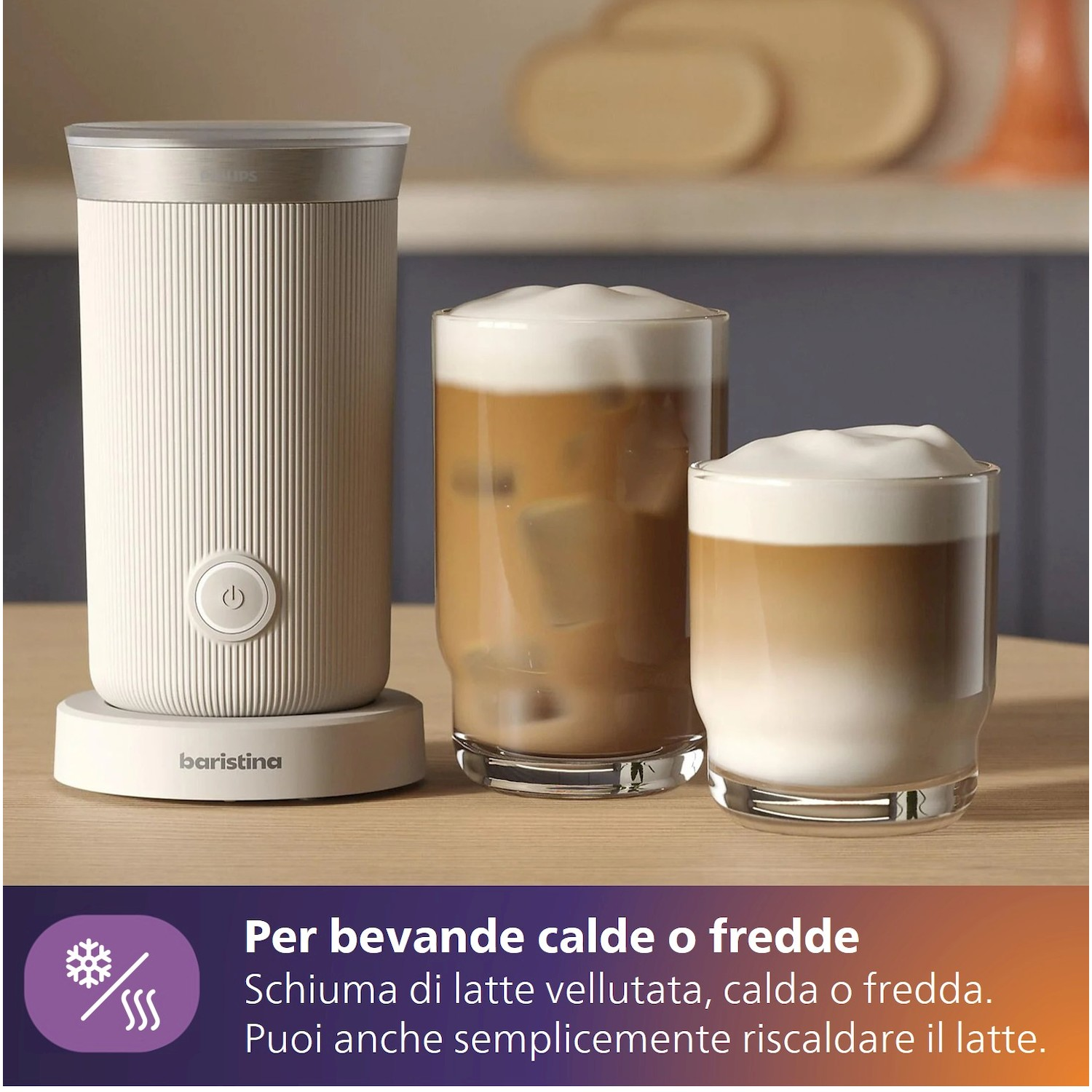 Un montalatte accanto a due bicchieri di bevande schiumose.