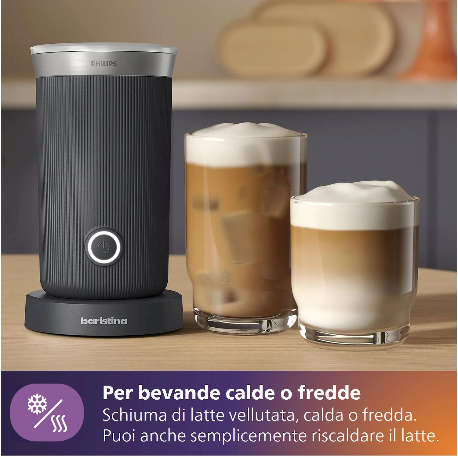 Un montalatte scuro accanto a due bicchieri di bevande al caffè.