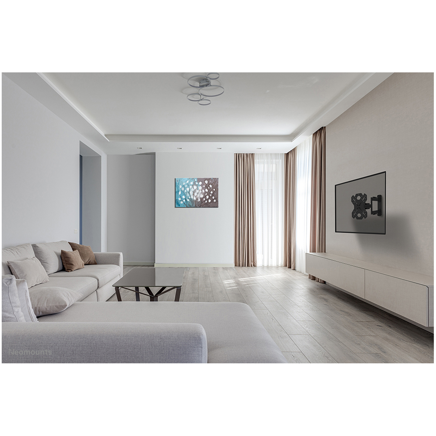 Moderne woonkamer met bank, salontafel, tv aan de muur en kunst.