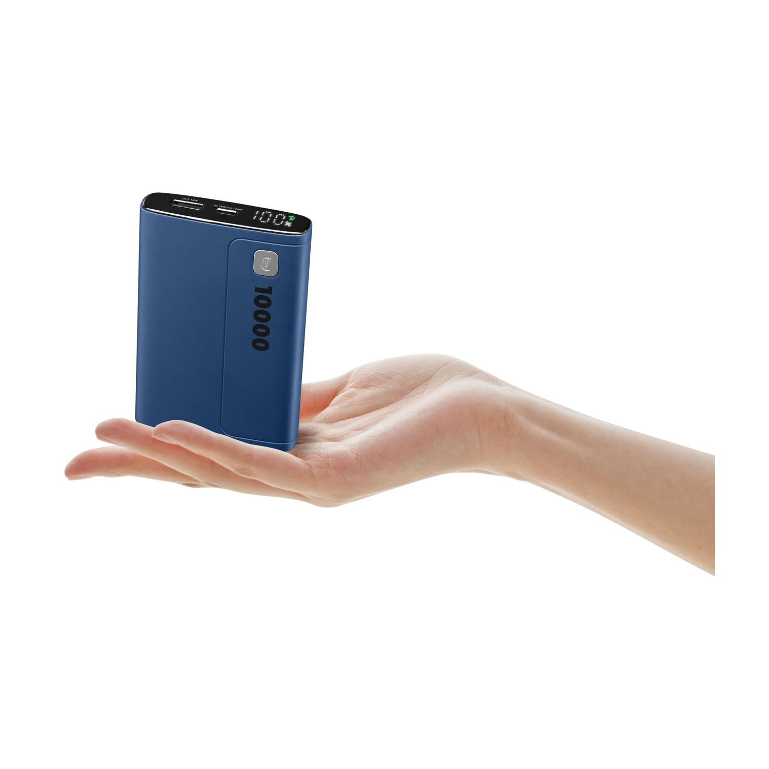 Una mano tiene un power bank blu che mostra il 100% di carica.