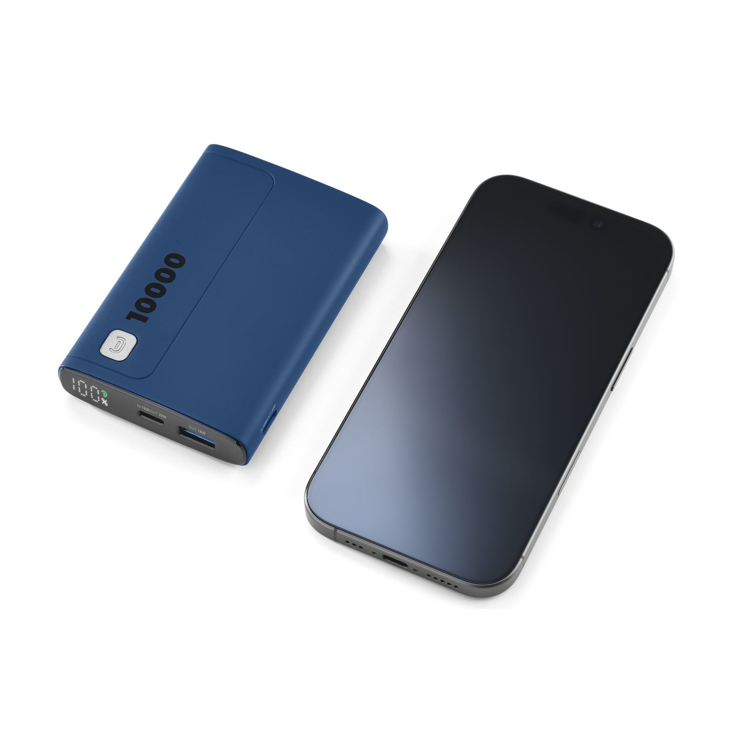 Un power bank blu da 10000mAh accanto a uno smartphone nero.